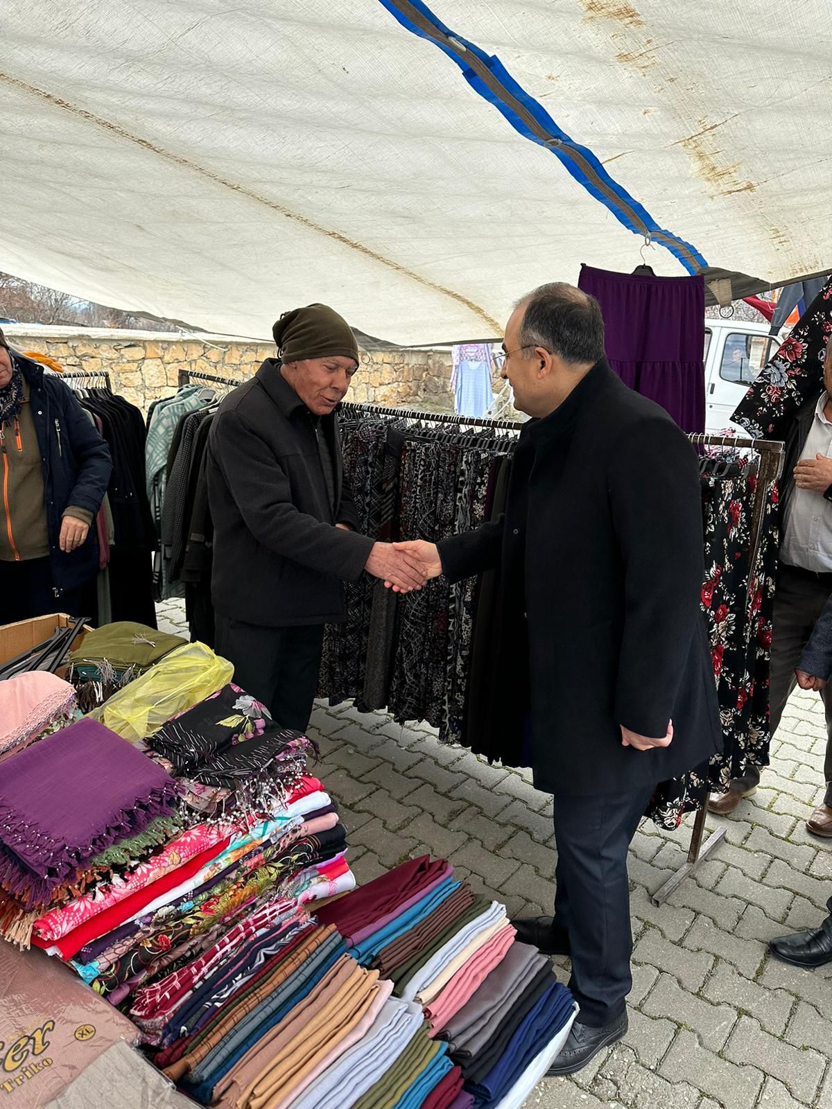ELİNE ÇAPA ALDI, HAŞHAŞ TARLASINA GİRDİ