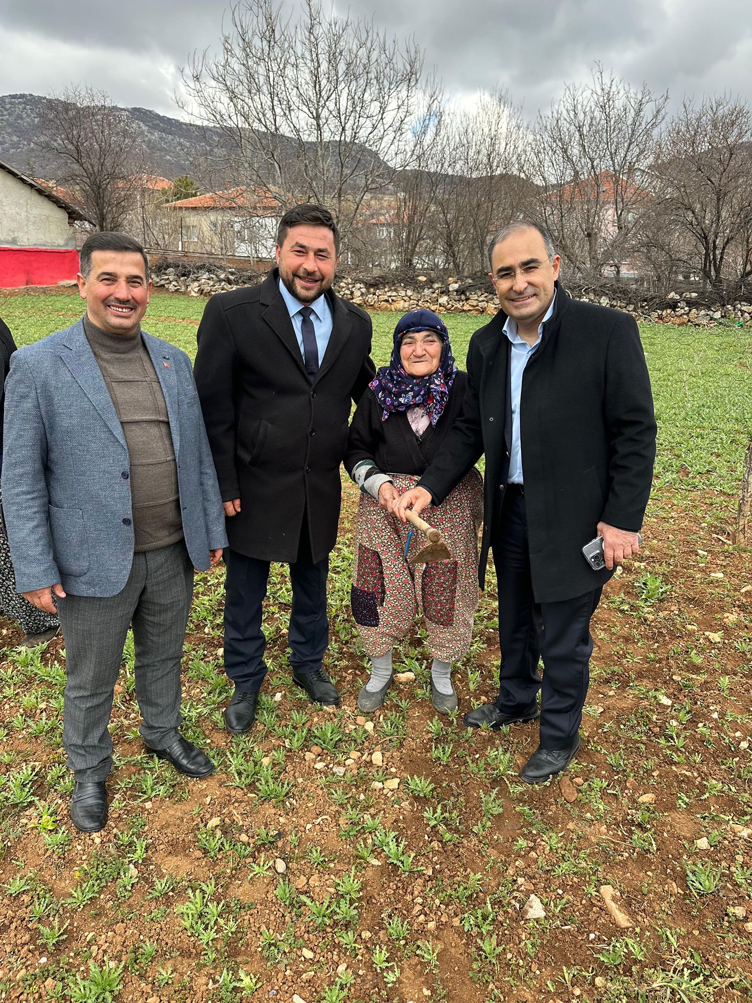 ELİNE ÇAPA ALDI, HAŞHAŞ TARLASINA GİRDİ