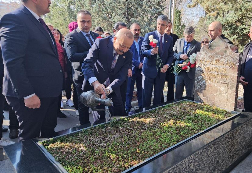 TAYTAK KURULTAY ÖNCESİ BAŞBUĞ TÜRKEŞ'İN MEZARINI ZİYARET ETTİ