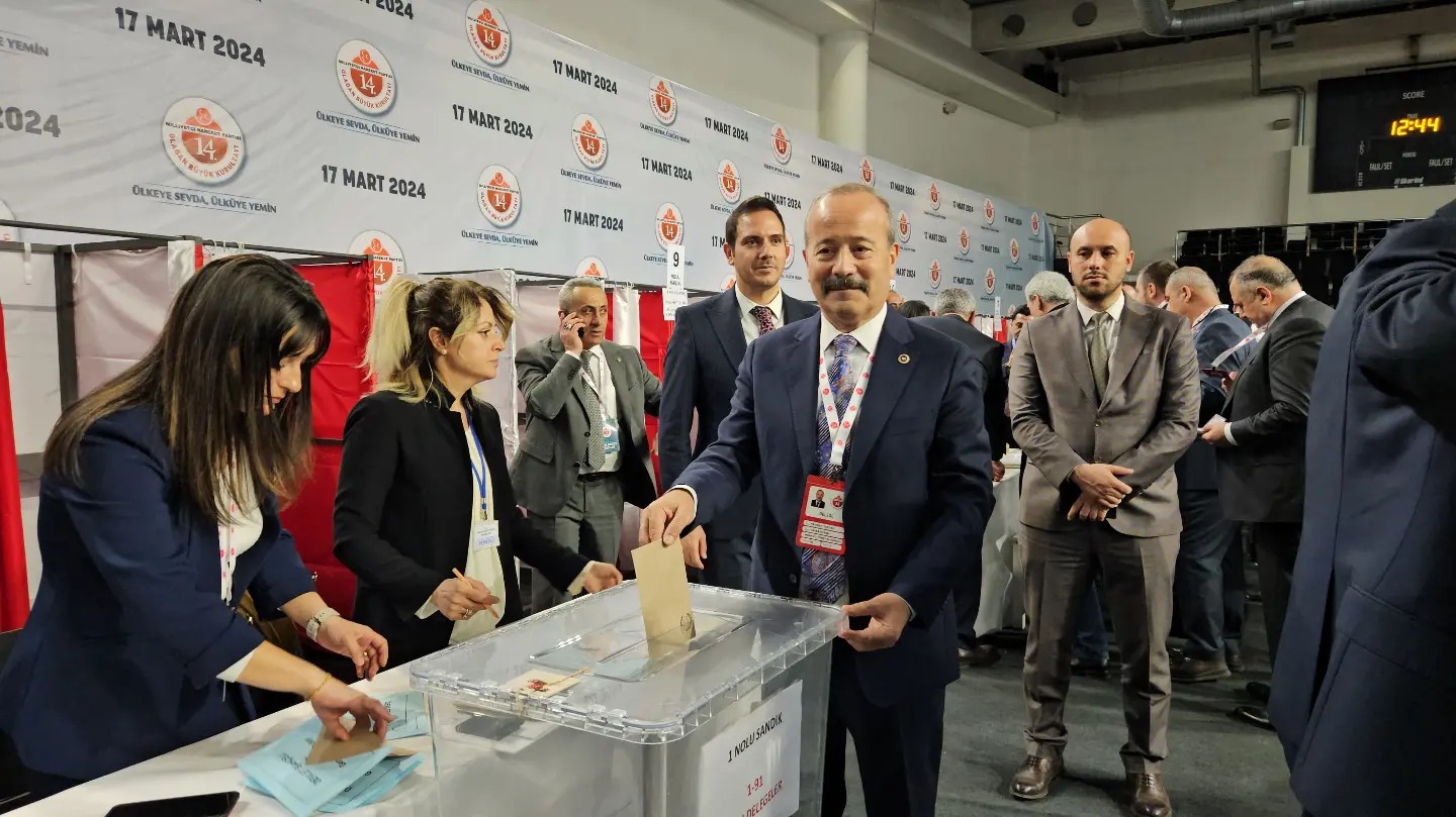 TAYTAK  14. OLAGAN KURULTAY'DA OYUNU KULLANDI