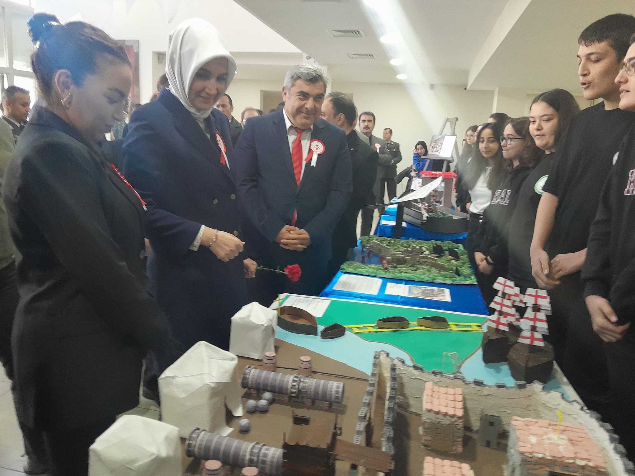 Vali Yiğitbaşı Sergiyi Gezdi