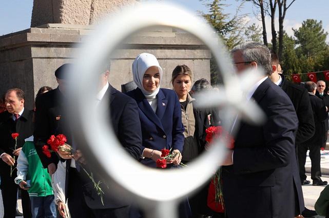 Devlet Ana Karanfil Bıraktı Dua Etti