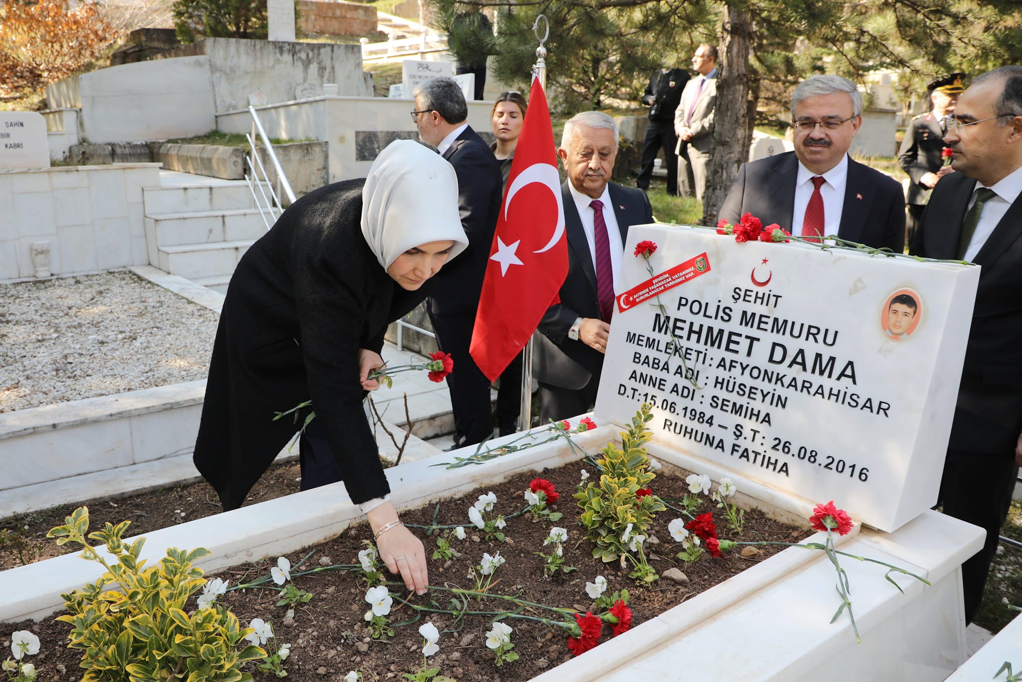 Devlet Ana Karanfil Bıraktı Dua Etti