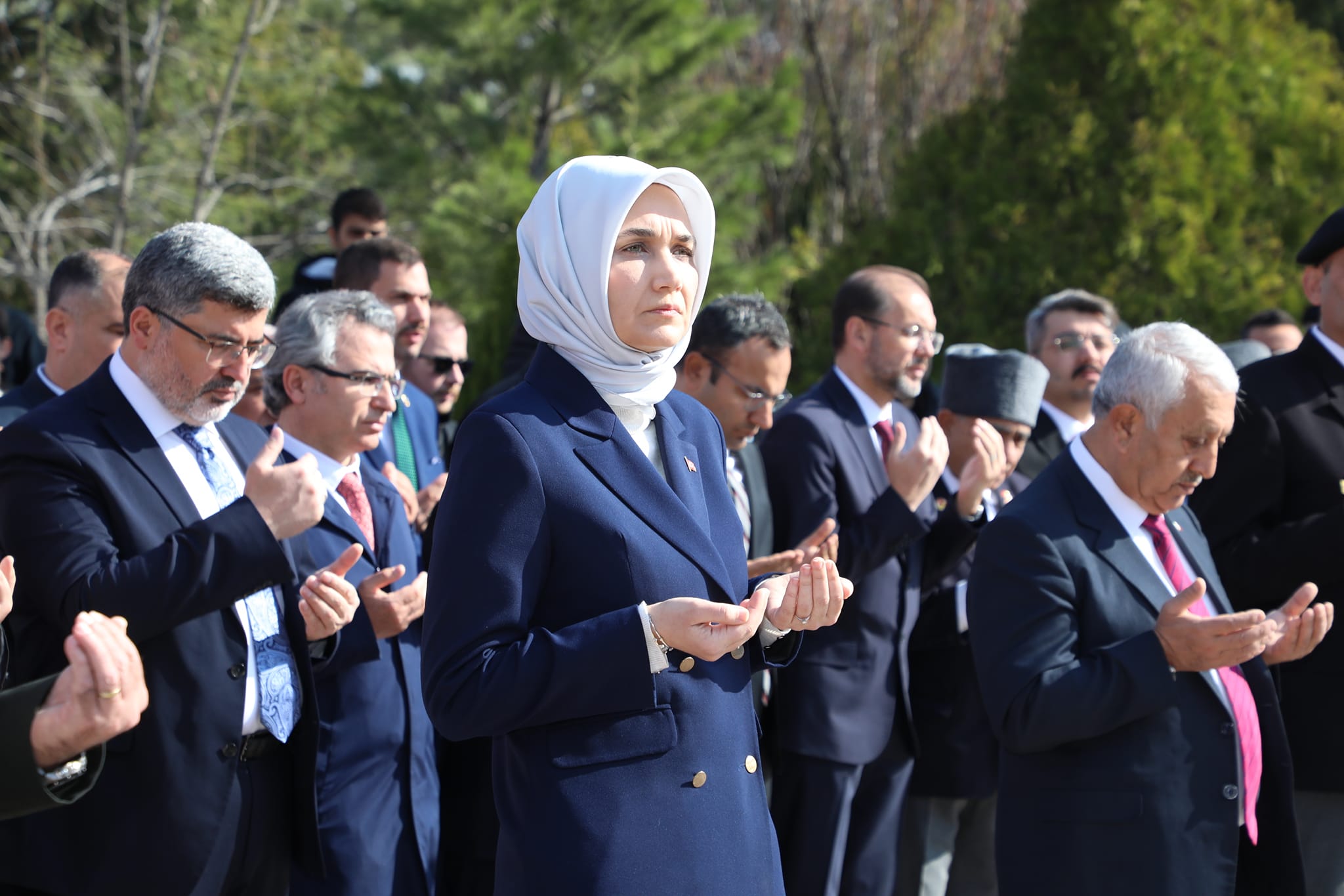 Devlet Ana Karanfil Bıraktı Dua Etti