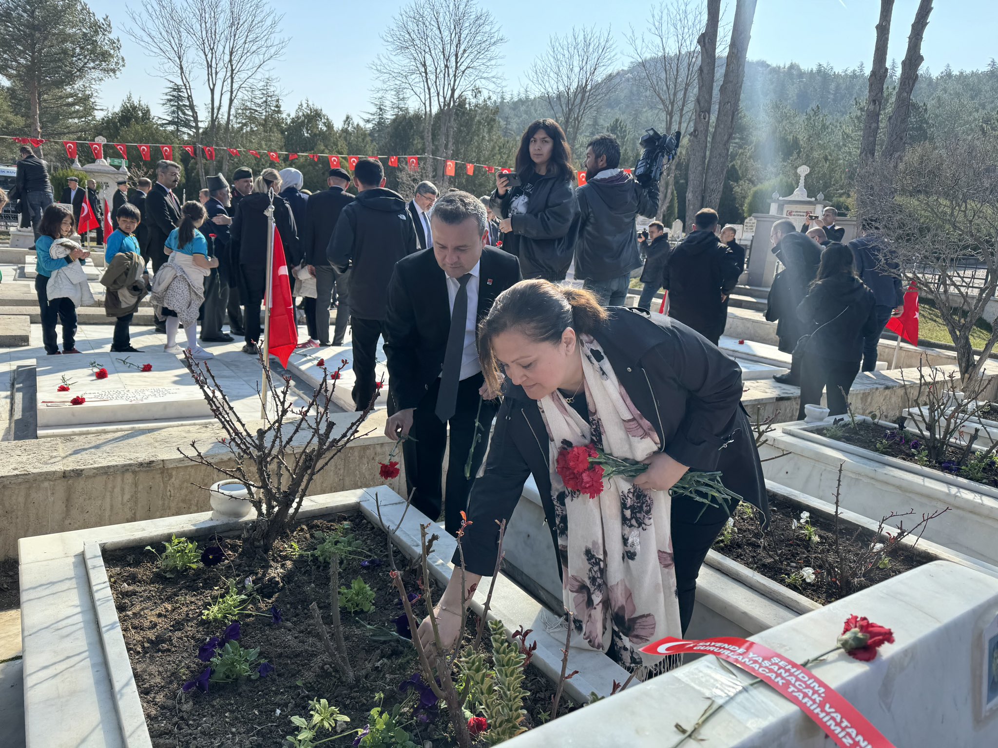 CHP'li Köksal Şehitleri Andı Şehit Mezarlarına Karanfil Bıraktı