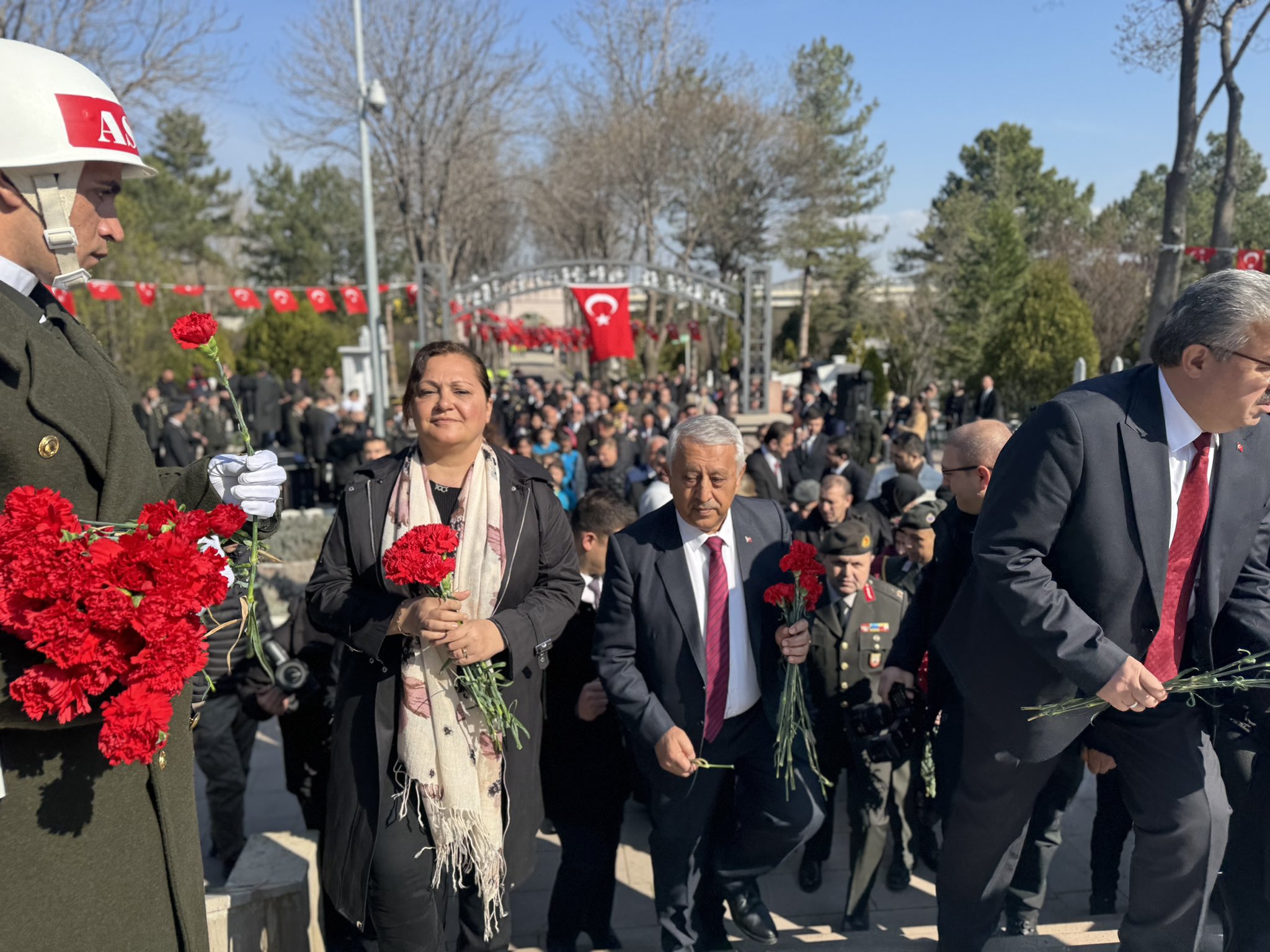 CHP'li Köksal Şehitleri Andı Şehit Mezarlarına Karanfil Bıraktı