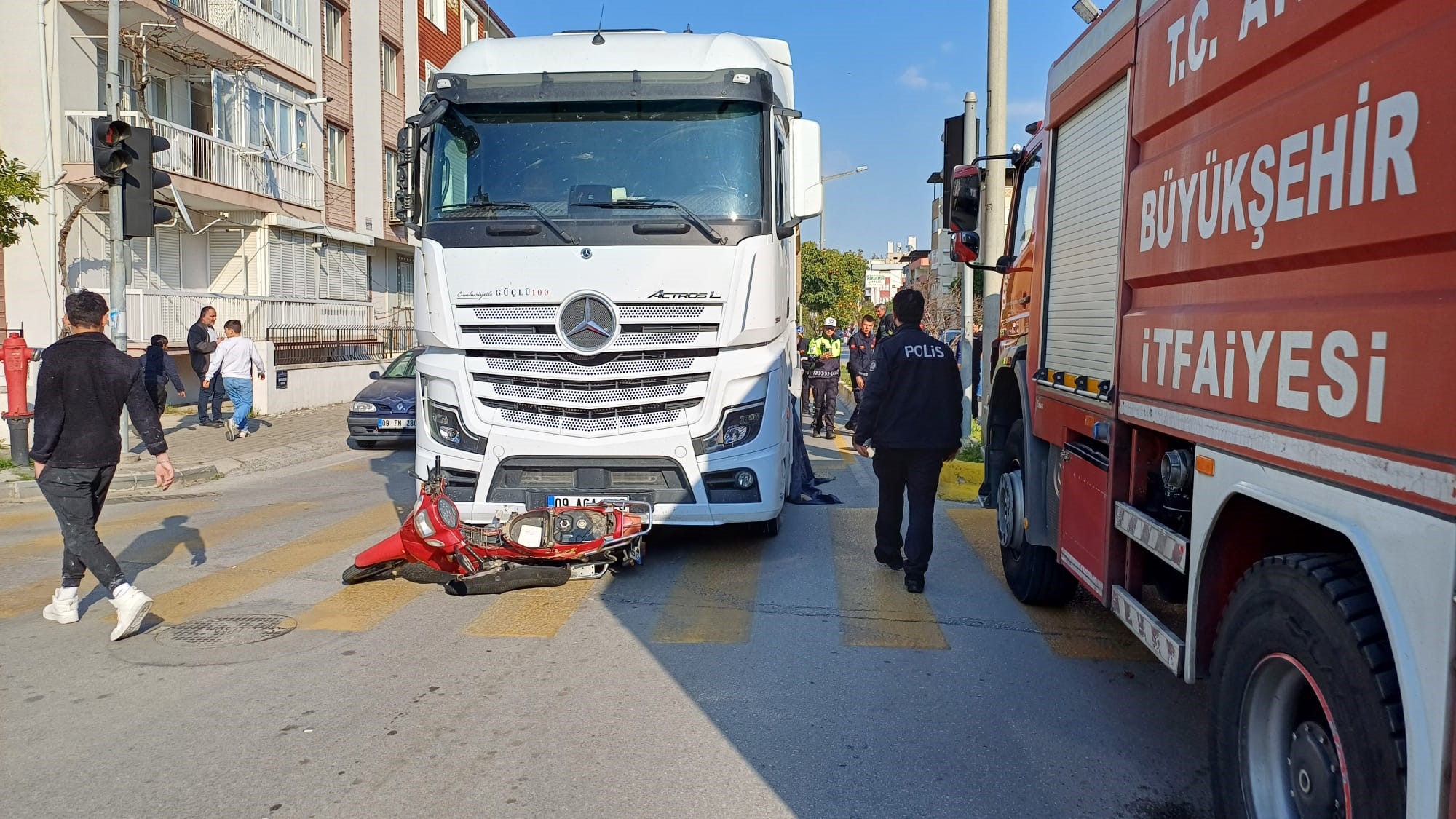 Adeta Can Pazarı Yaşandı! Motosiklet, Hafriyat Kamyonunun Altında Kaldı