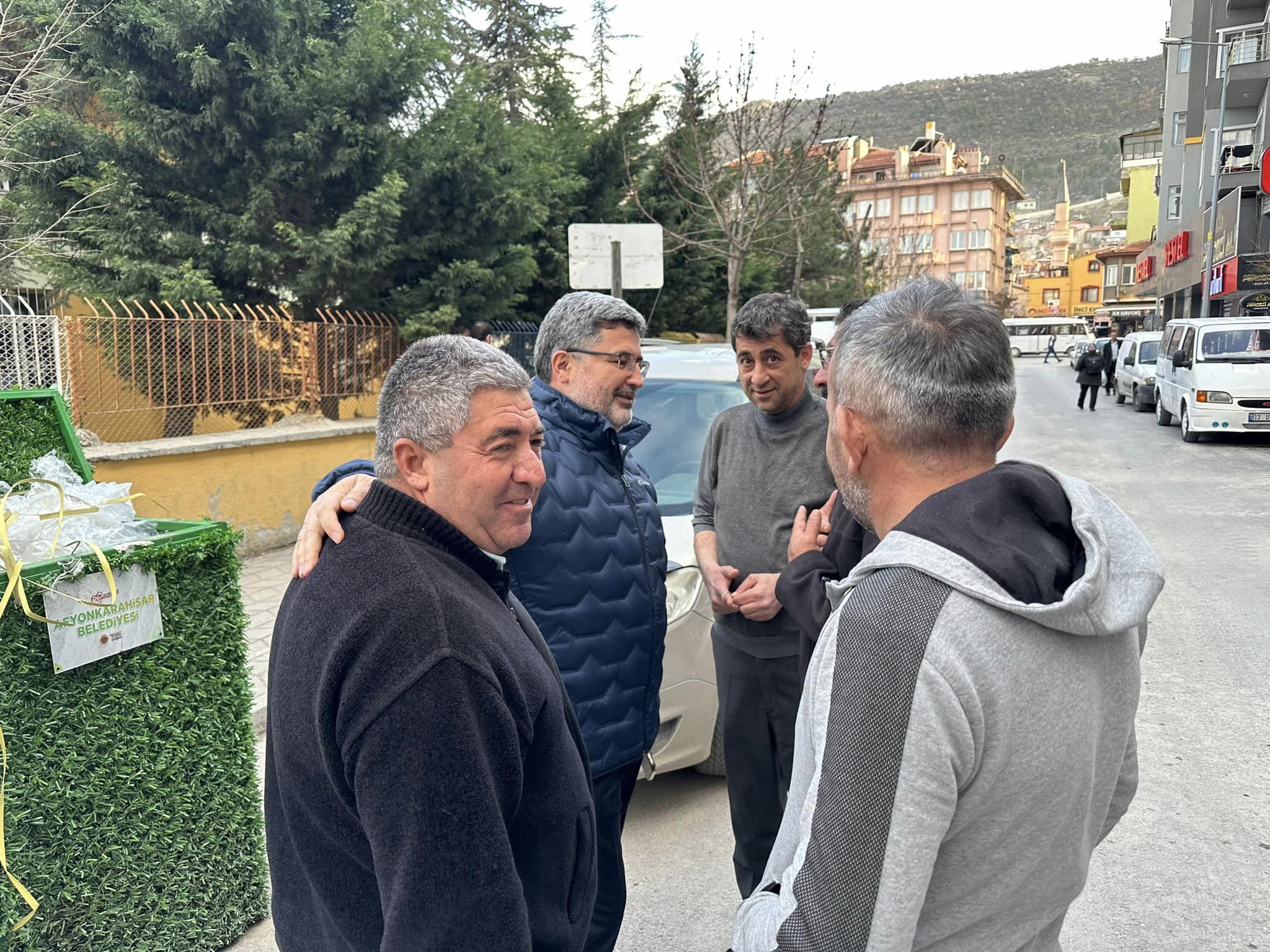 AK PARTİ HEYETİ MİLLİ BİRLİK CADDESİ ESNAFLARINI ZİYARET ETTİ