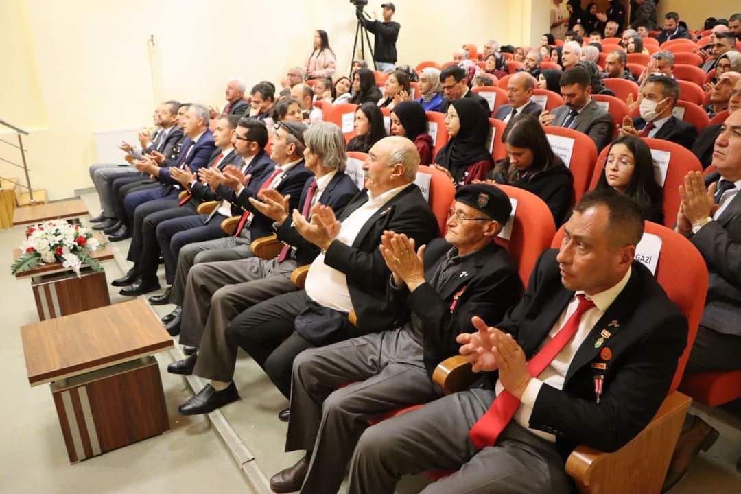 EMİRDAĞ'DA 18 MART TÖRENİNDE DUYGU DOLU ANLAR YAŞANDI
