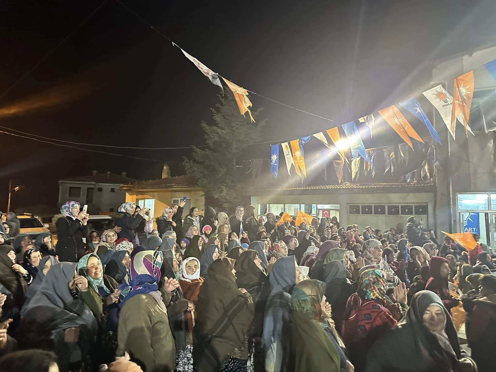 ÖZKAYA  MEŞALELER EŞLİĞİNDE COŞKULU AÇILIŞA KATILDI