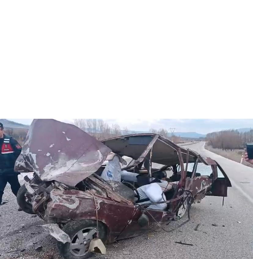 Otomobil Traktörle Çarpıştı: 1'i Ağır 4 Yaralı