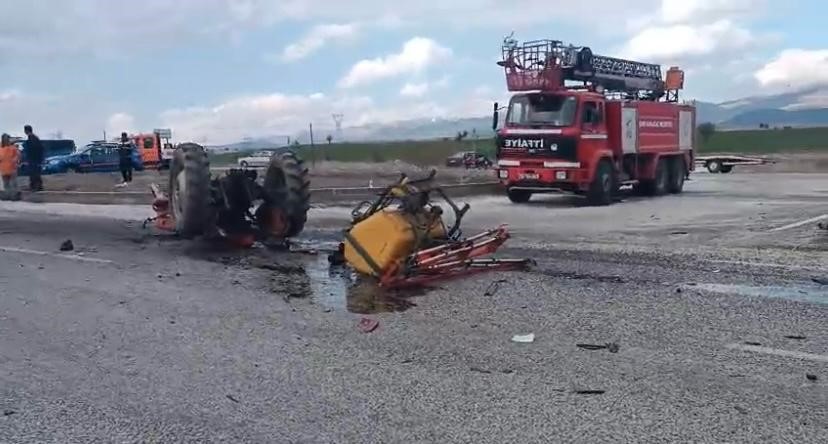 Otomobil Traktörle Çarpıştı: 1'i Ağır 4 Yaralı