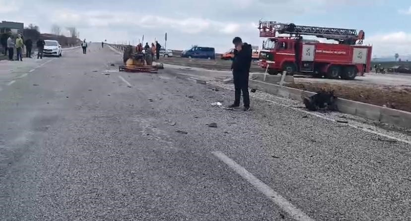 Otomobil Traktörle Çarpıştı: 1'i Ağır 4 Yaralı
