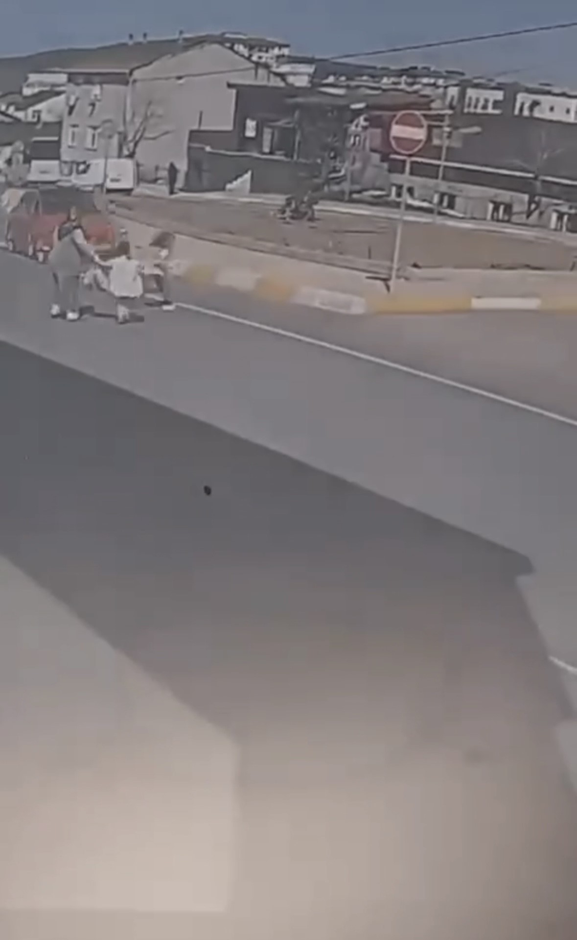 Yola Atlayan Çocuğa Otomobil Çarptı