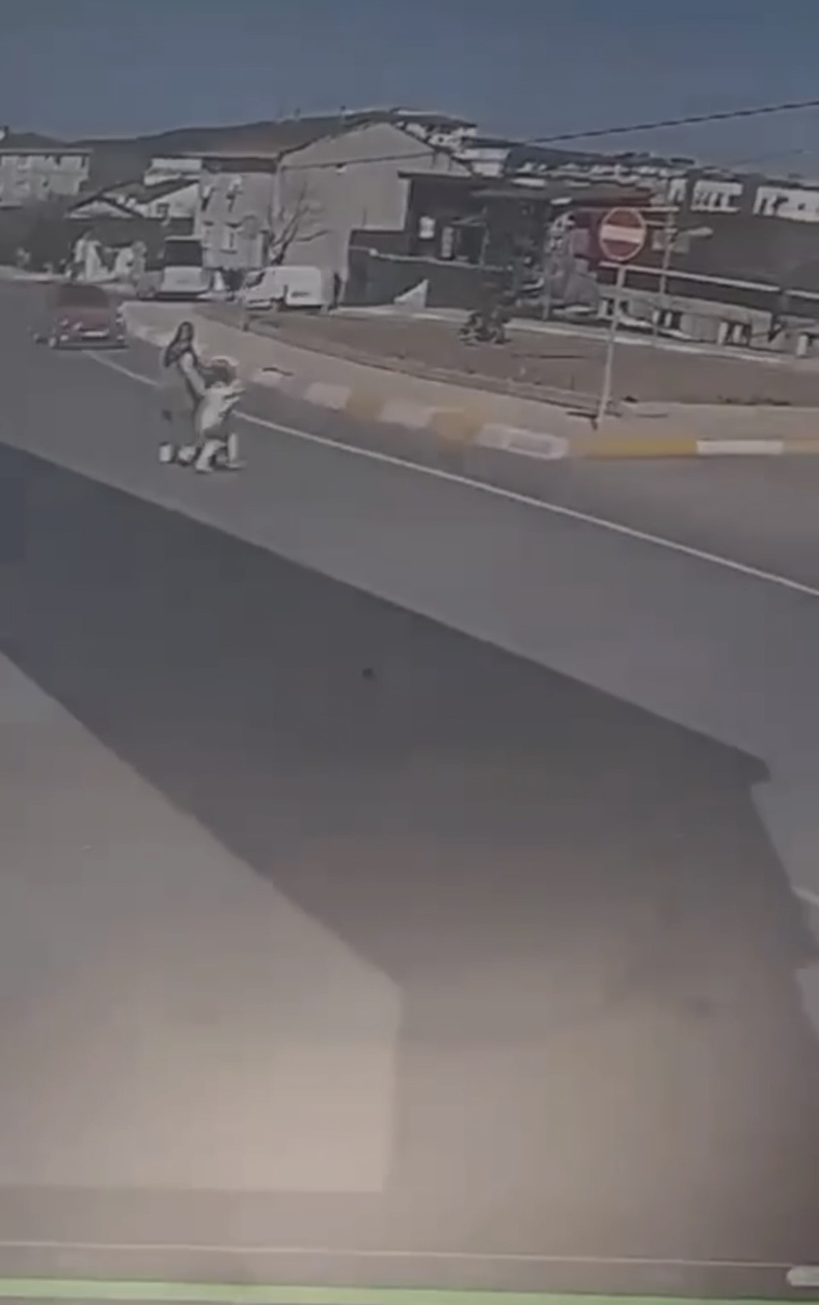 Yola Atlayan Çocuğa Otomobil Çarptı