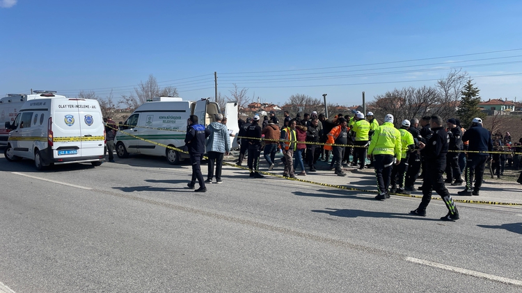 Otomobil Durakta Bekleyenlere Çarptı!