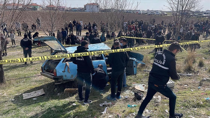 Otomobil Durakta Bekleyenlere Çarptı!