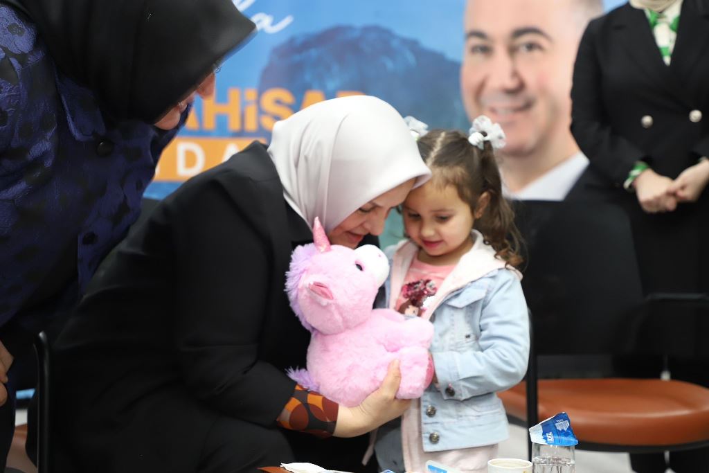 "KADIN ELİ DEĞECEK DİYENLER KADINLARI OKULLARA SOKMUYORLARDI"