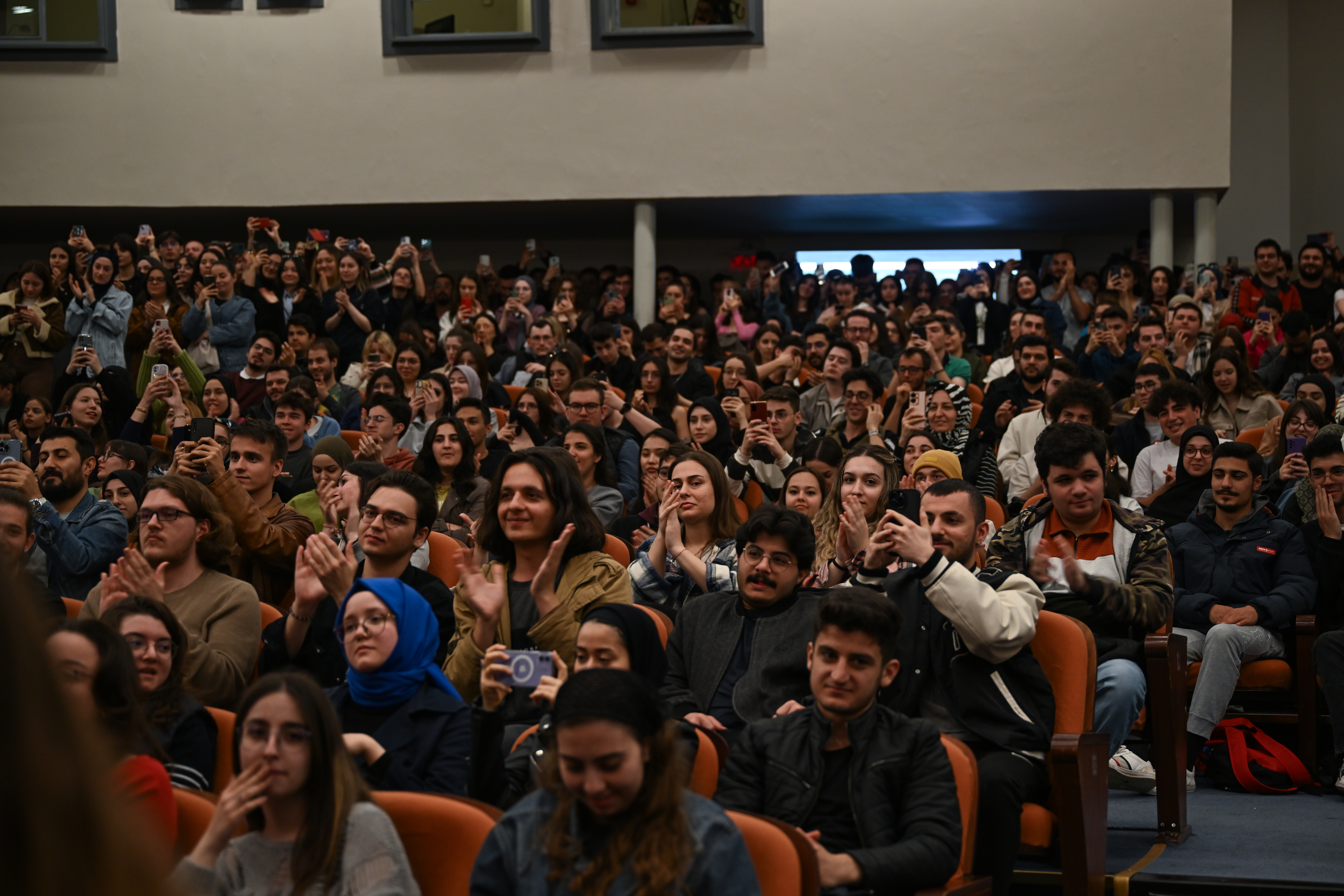 Bakan Kacır ve Türkiye'nin İlk Astronotu Alper Gezeravcı Gençlerle Buluştular