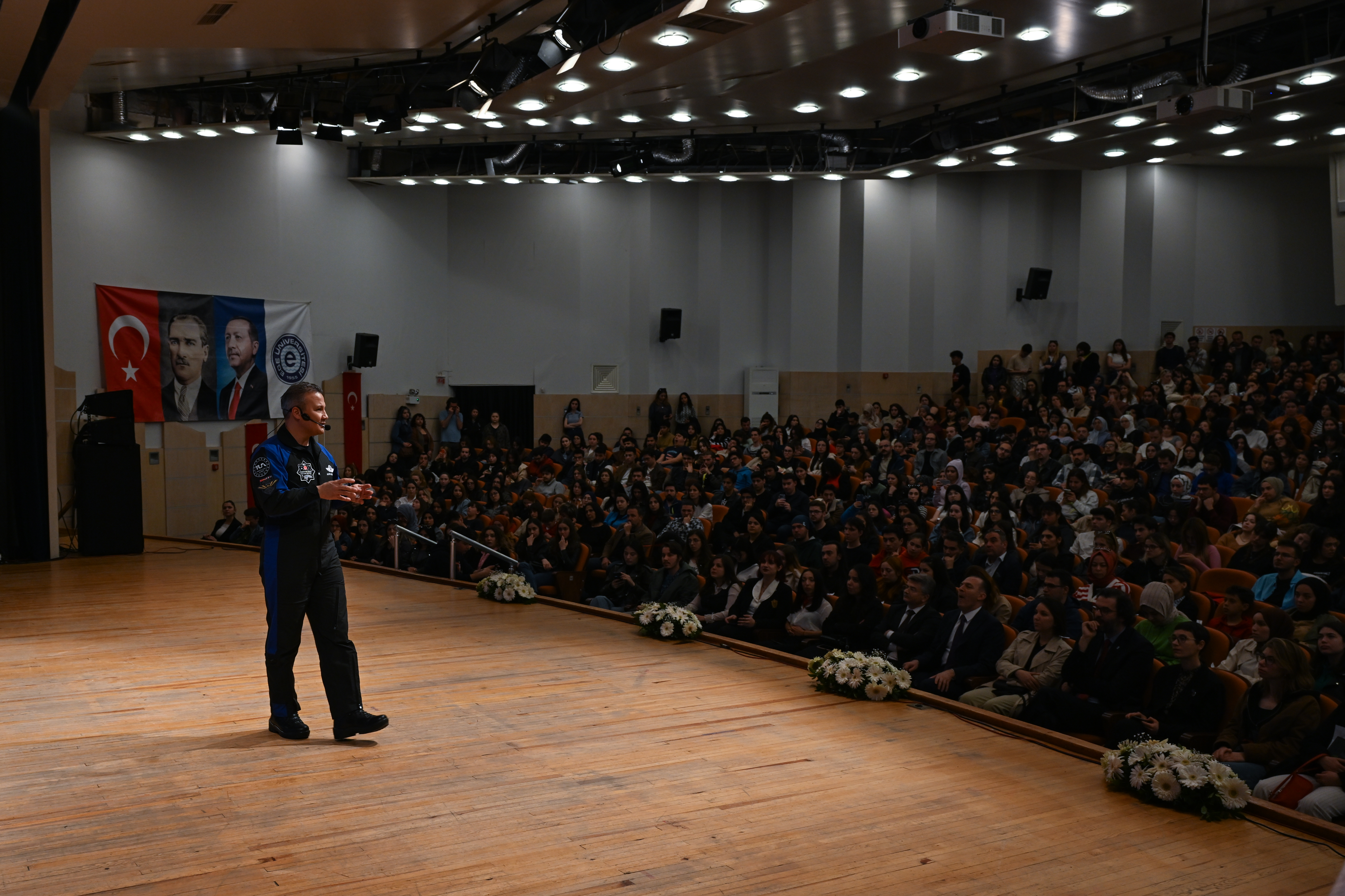 Bakan Kacır ve Türkiye'nin İlk Astronotu Alper Gezeravcı Gençlerle Buluştular