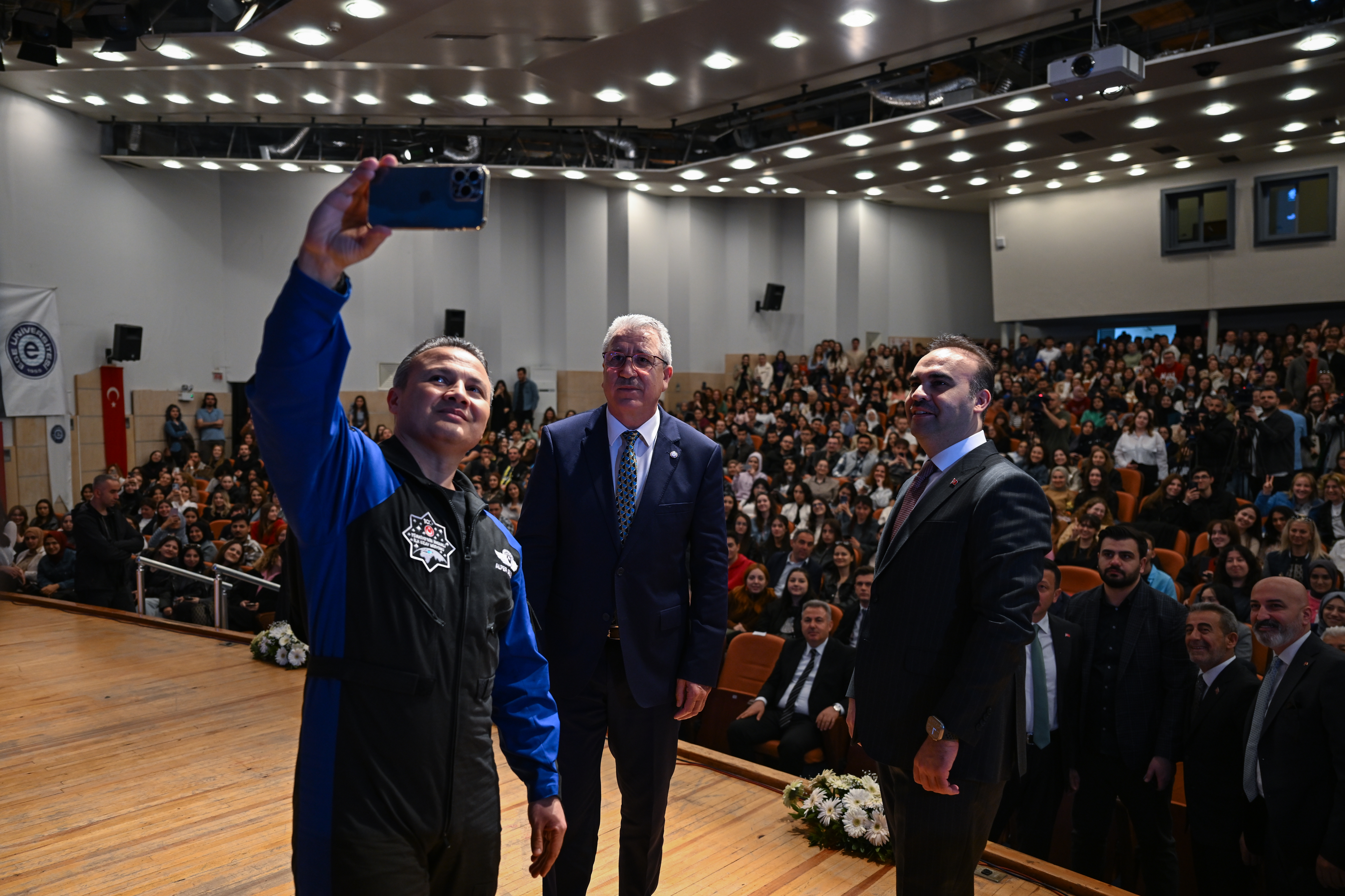 Bakan Kacır ve Türkiye'nin İlk Astronotu Alper Gezeravcı Gençlerle Buluştular