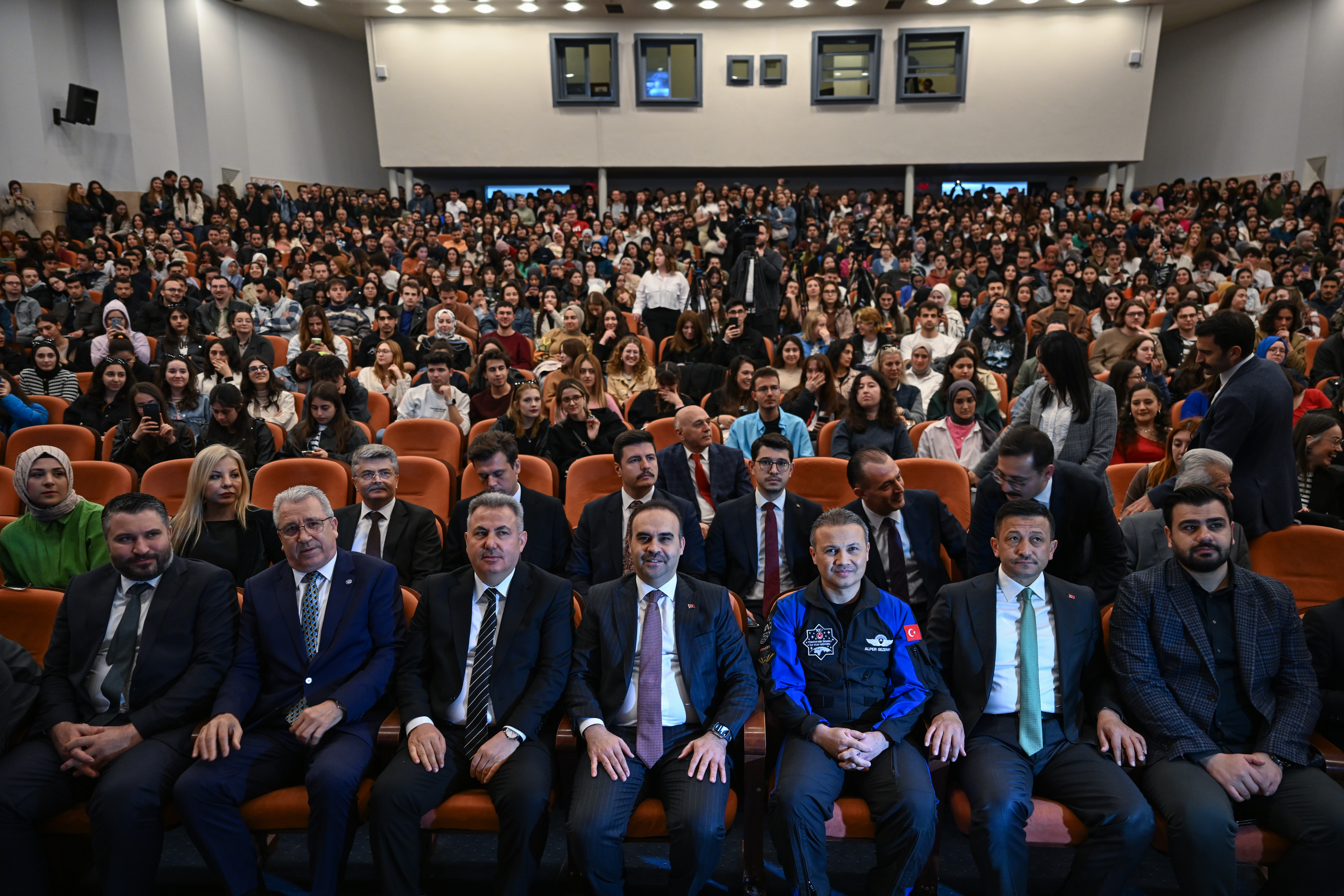 Bakan Kacır ve Türkiye'nin İlk Astronotu Alper Gezeravcı Gençlerle Buluştular