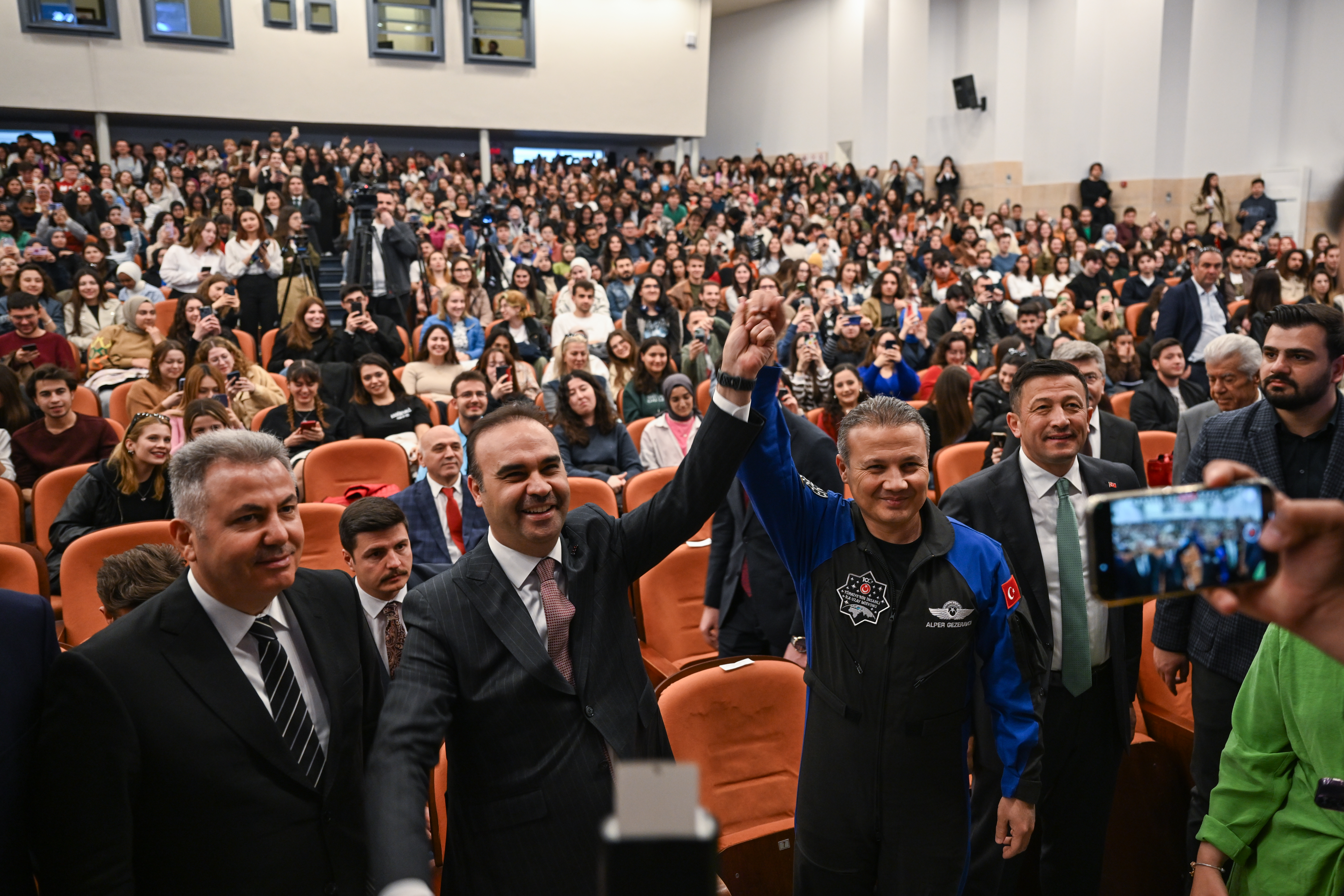 Bakan Kacır ve Türkiye'nin İlk Astronotu Alper Gezeravcı Gençlerle Buluştular