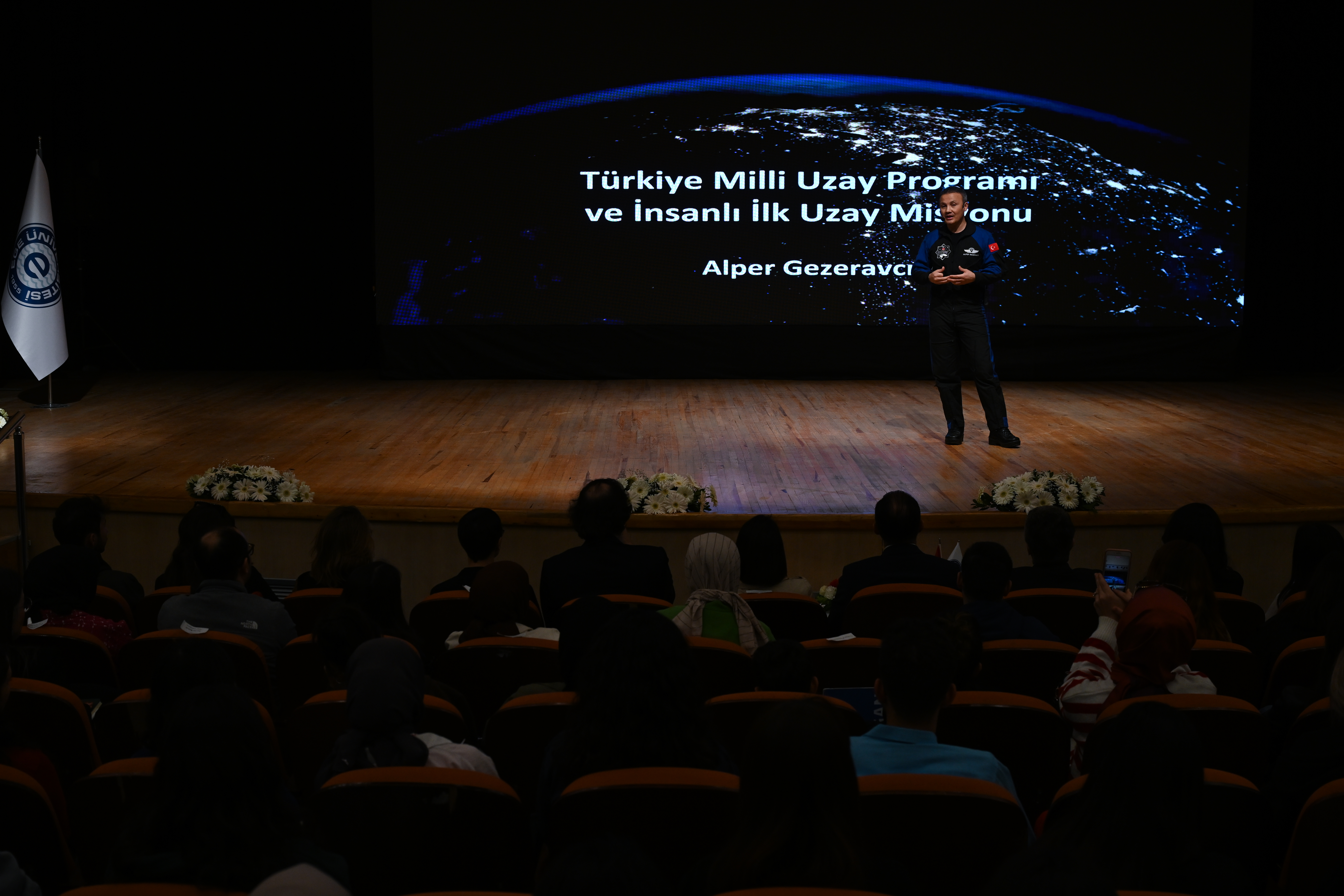 Bakan Kacır ve Türkiye'nin İlk Astronotu Alper Gezeravcı Gençlerle Buluştular