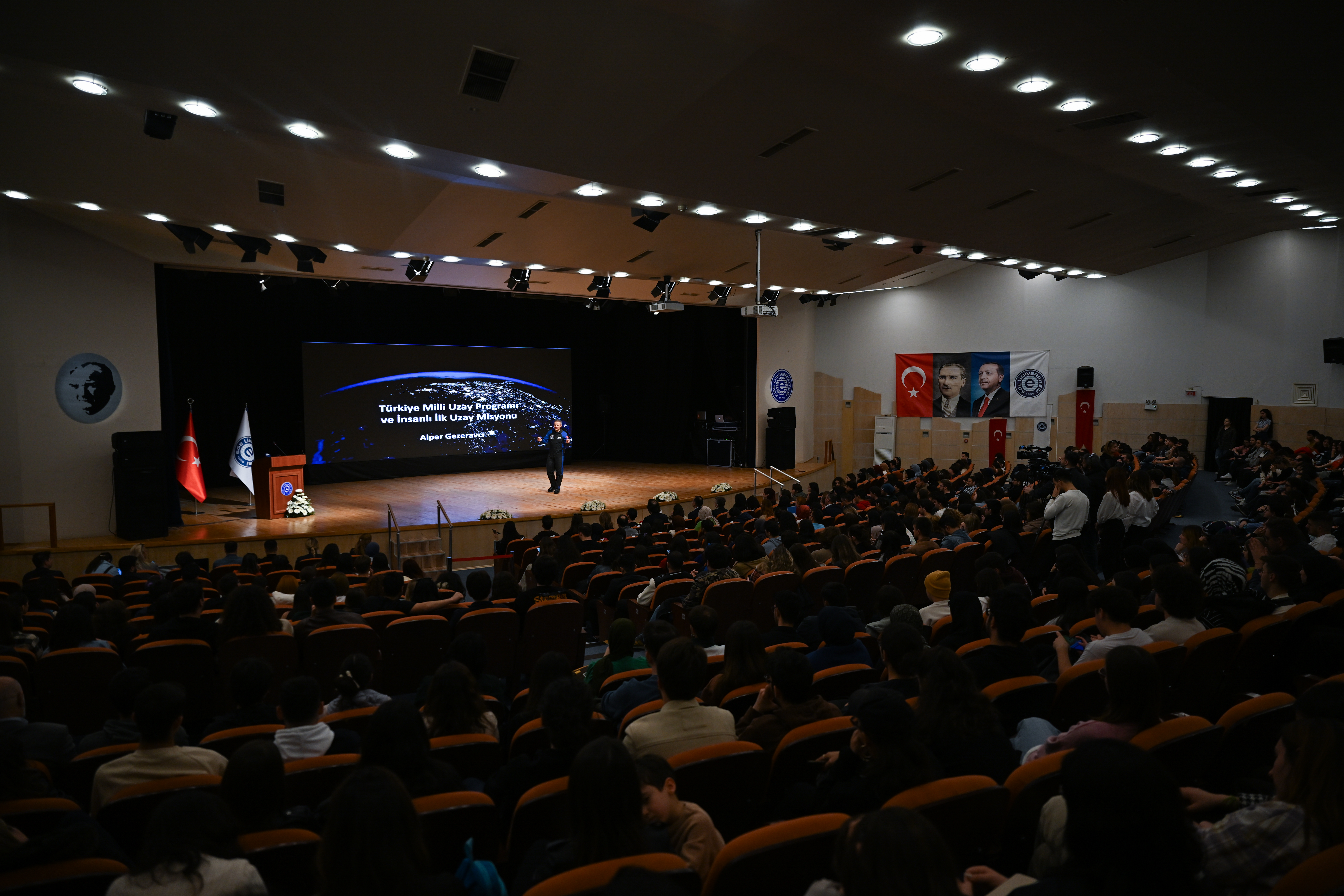 Bakan Kacır ve Türkiye'nin İlk Astronotu Alper Gezeravcı Gençlerle Buluştular