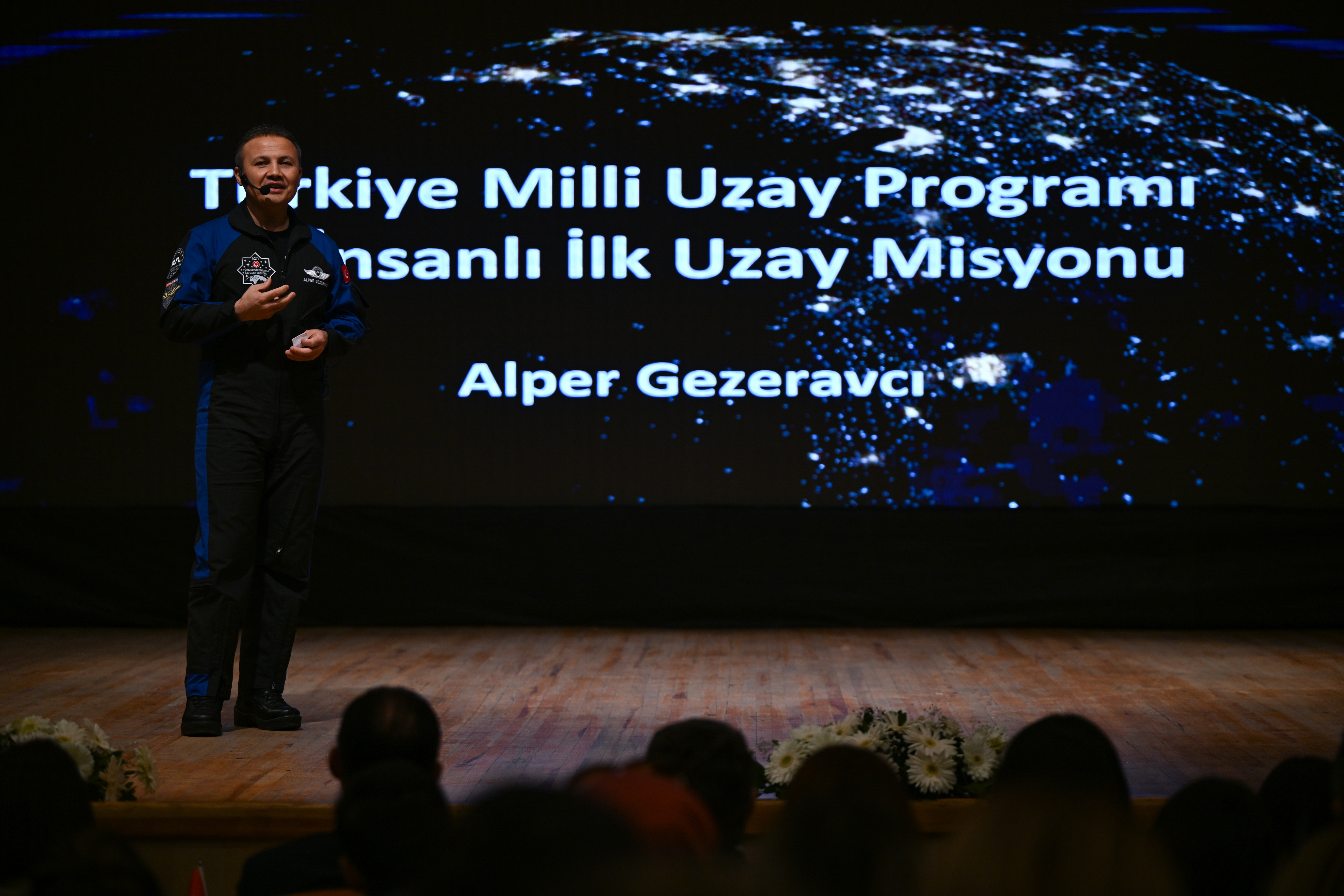 Bakan Kacır ve Türkiye'nin İlk Astronotu Alper Gezeravcı Gençlerle Buluştular