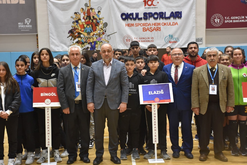 HENTBOL YILDIZLARI AFYONKARAHİSAR'DA BULUŞTU