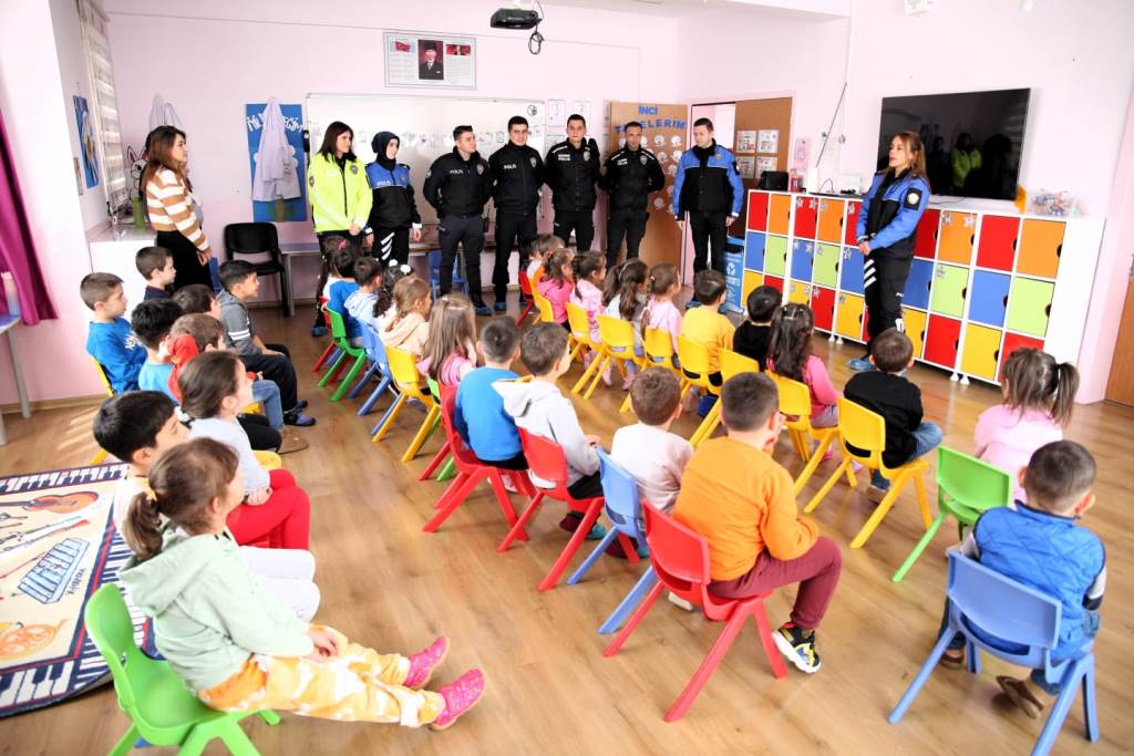 POLİSLER ANAOKULUNDA ÖĞRENCİLERLE BULUŞTU