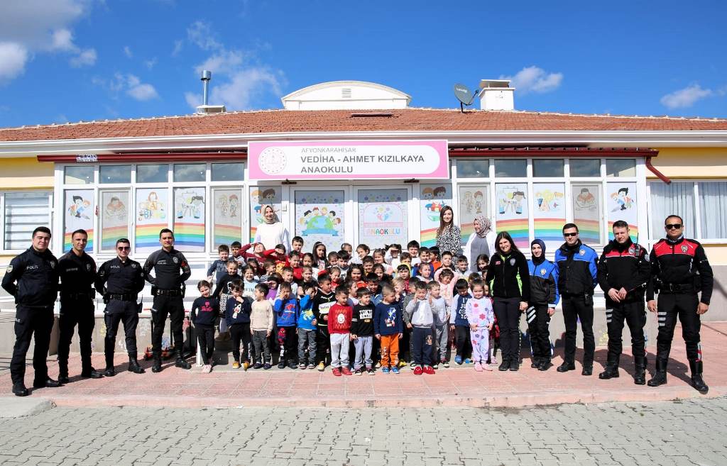POLİSLER ANAOKULUNDA ÖĞRENCİLERLE BULUŞTU