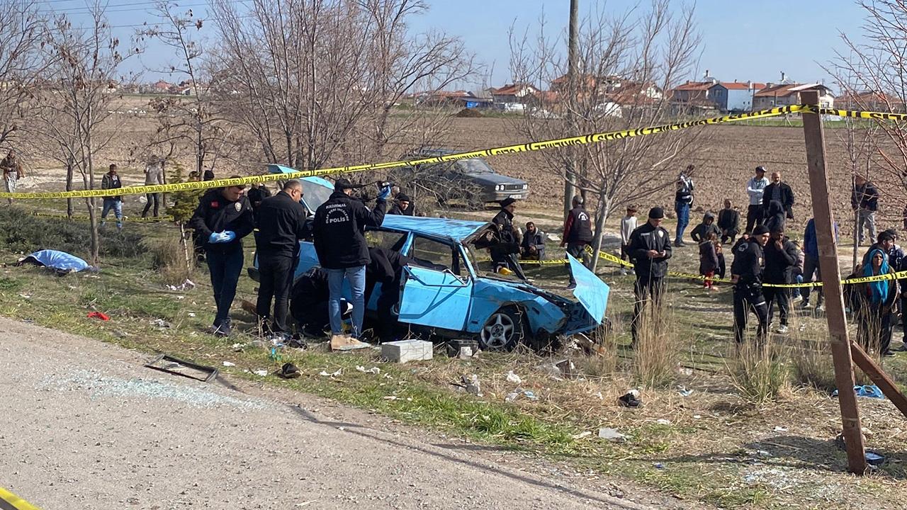 Otomobil, otobüs durağına daldı: 4 ölü, 5 yaralı
