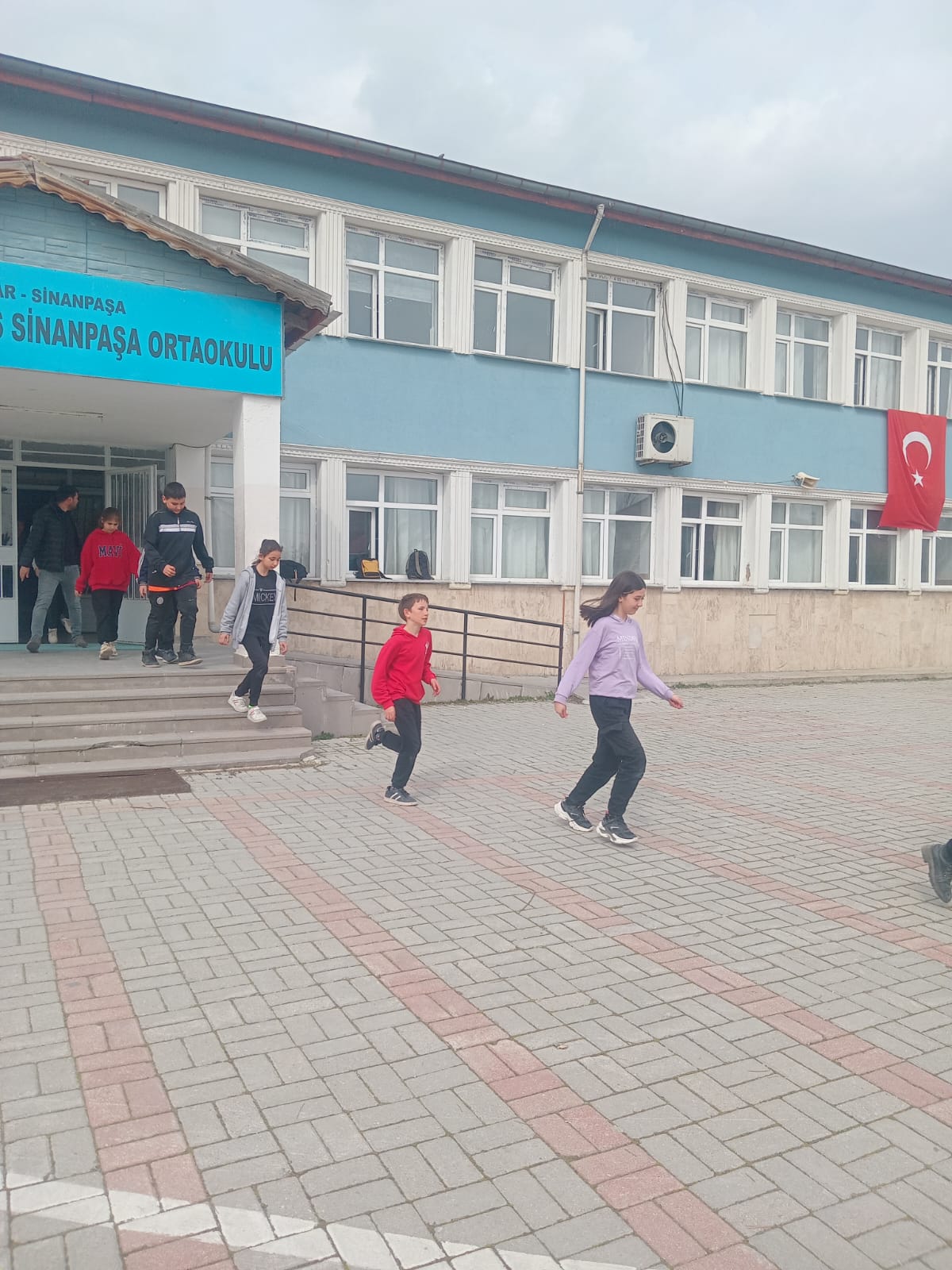 AFAD Ekipleri Sinanpaşa'da Öğrencilerle Tatbikat Yaptı