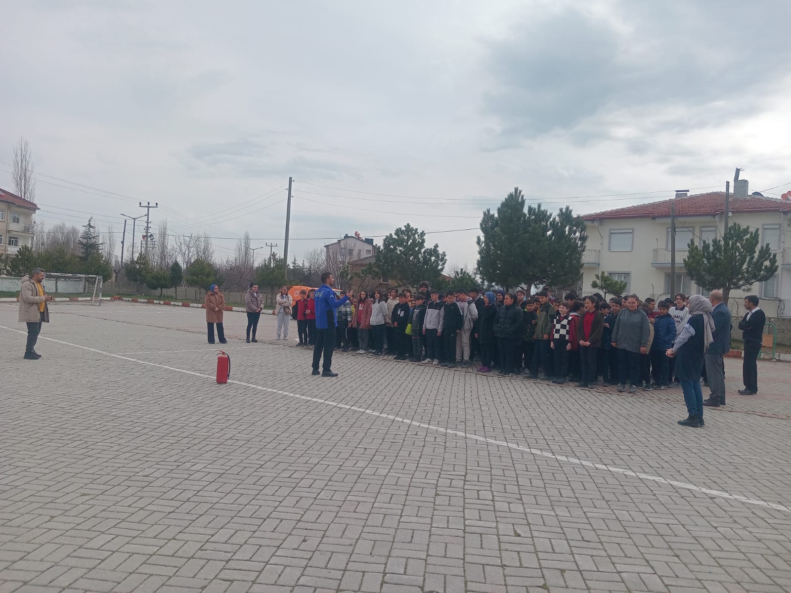 AFAD Ekipleri Sinanpaşa'da Öğrencilerle Tatbikat Yaptı