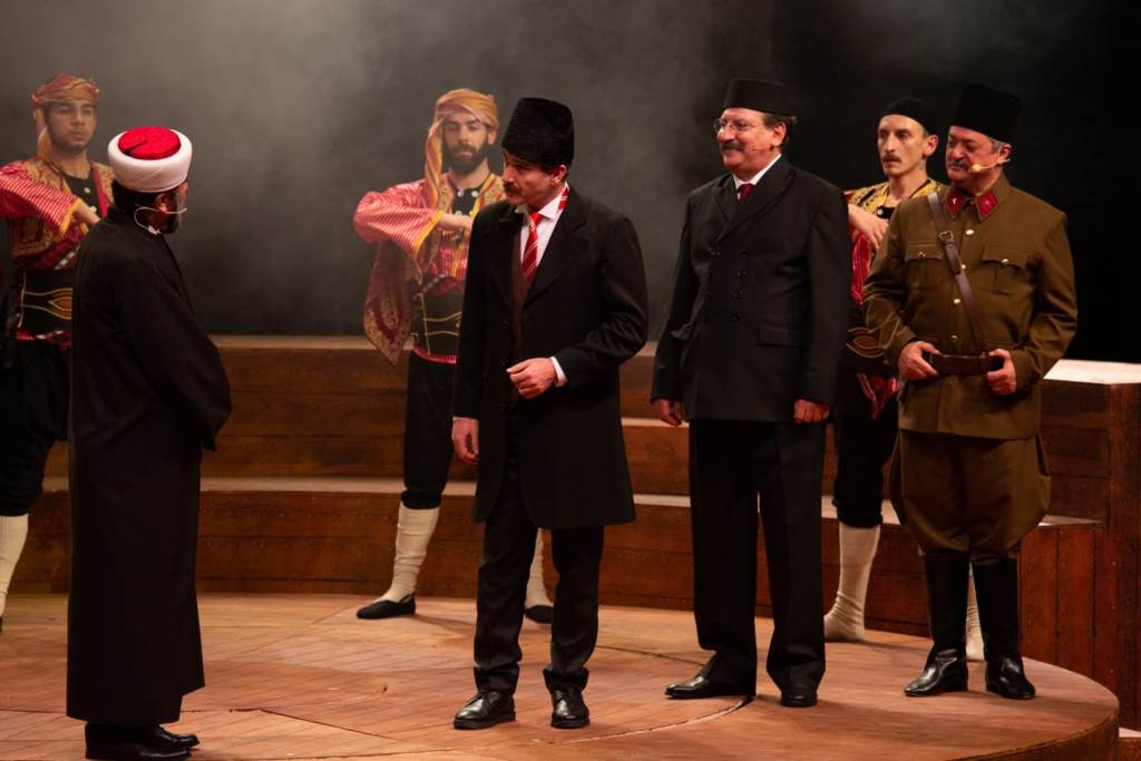 "CUMHURİYET'E DOĞRU" ADLI TİYATRO OYUNU AFYONKARAHİSAR'A GELİYOR