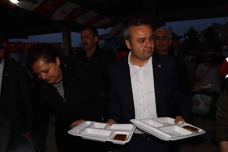 CHP'li Erhan Adayına Tam Destek Veriyor