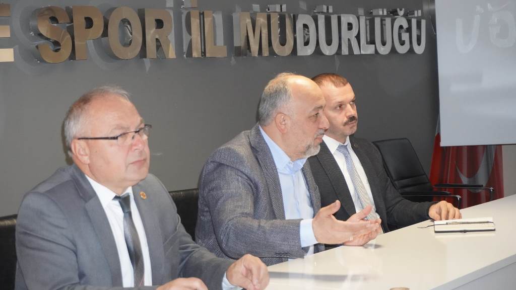 KASAPOĞLU BAŞKANLIĞINDA ANTRENÖRLERLE TOPLANTI YAPILDI