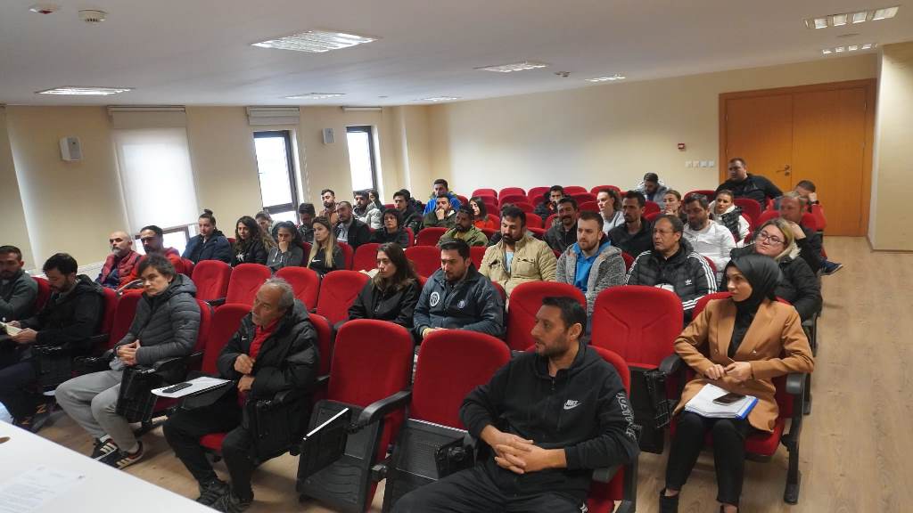 KASAPOĞLU BAŞKANLIĞINDA ANTRENÖRLERLE TOPLANTI YAPILDI