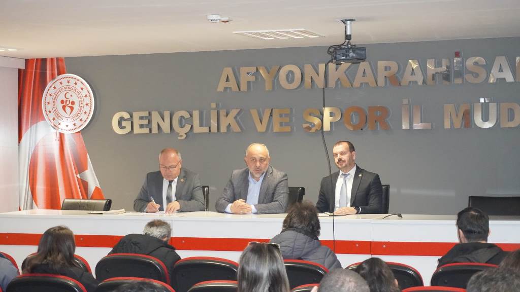 KASAPOĞLU BAŞKANLIĞINDA ANTRENÖRLERLE TOPLANTI YAPILDI