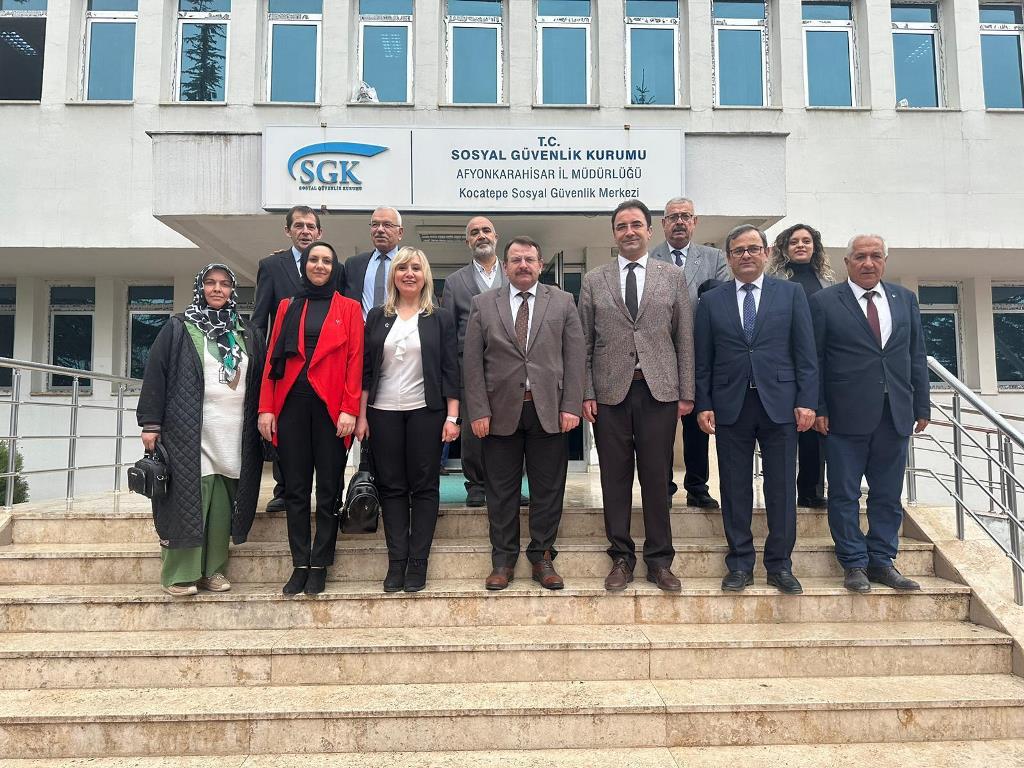  "AYAĞI YERE BASAN PROJELERLE HİZMET PEŞİNDE KOŞUYORUZ"