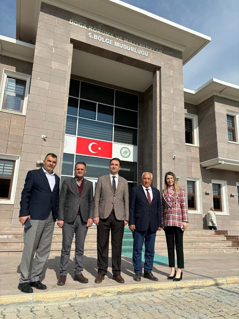  "AYAĞI YERE BASAN PROJELERLE HİZMET PEŞİNDE KOŞUYORUZ"