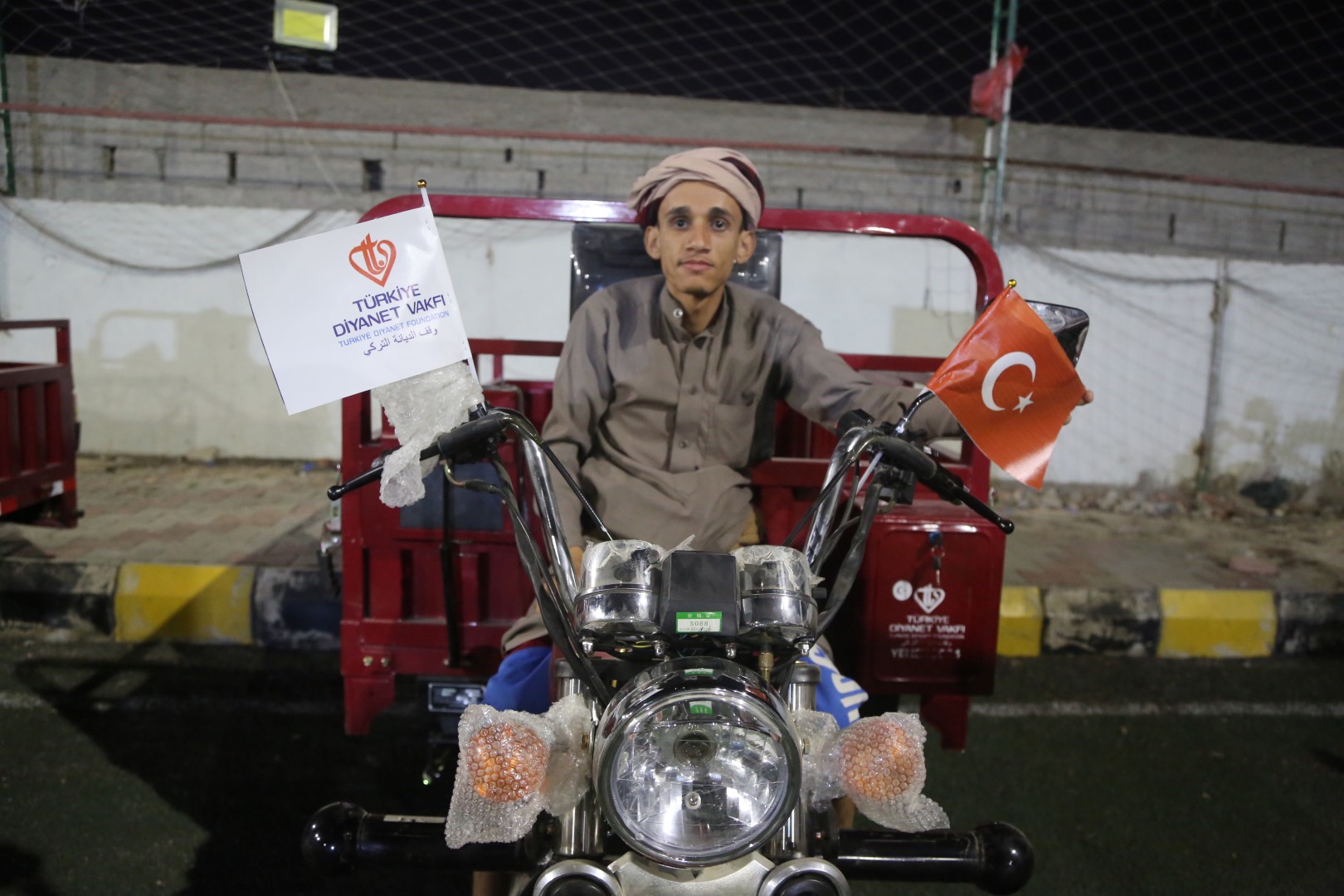 TDV YEMEN'DE 3 TEKERLEKLİ MOTOSİKLET DAĞITIMI YAPTI