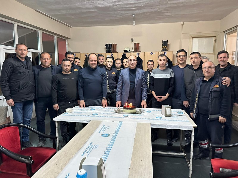 BELEDİYE PERSONELİNDEN ÇÖL'E DOĞUM GÜNÜ SÜPRİZİ