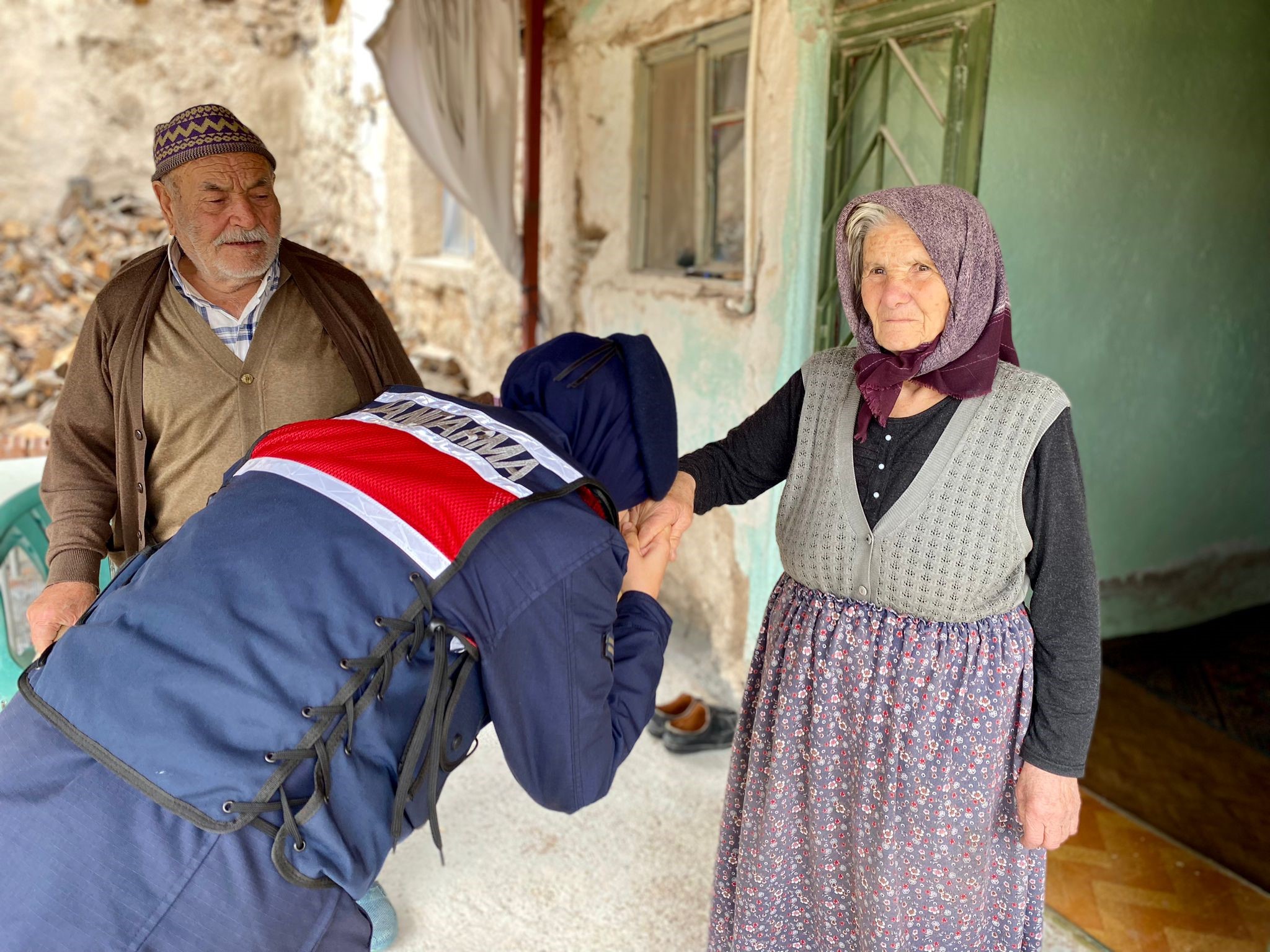 Jandarma Yaşlıların Gönlünü Aldı