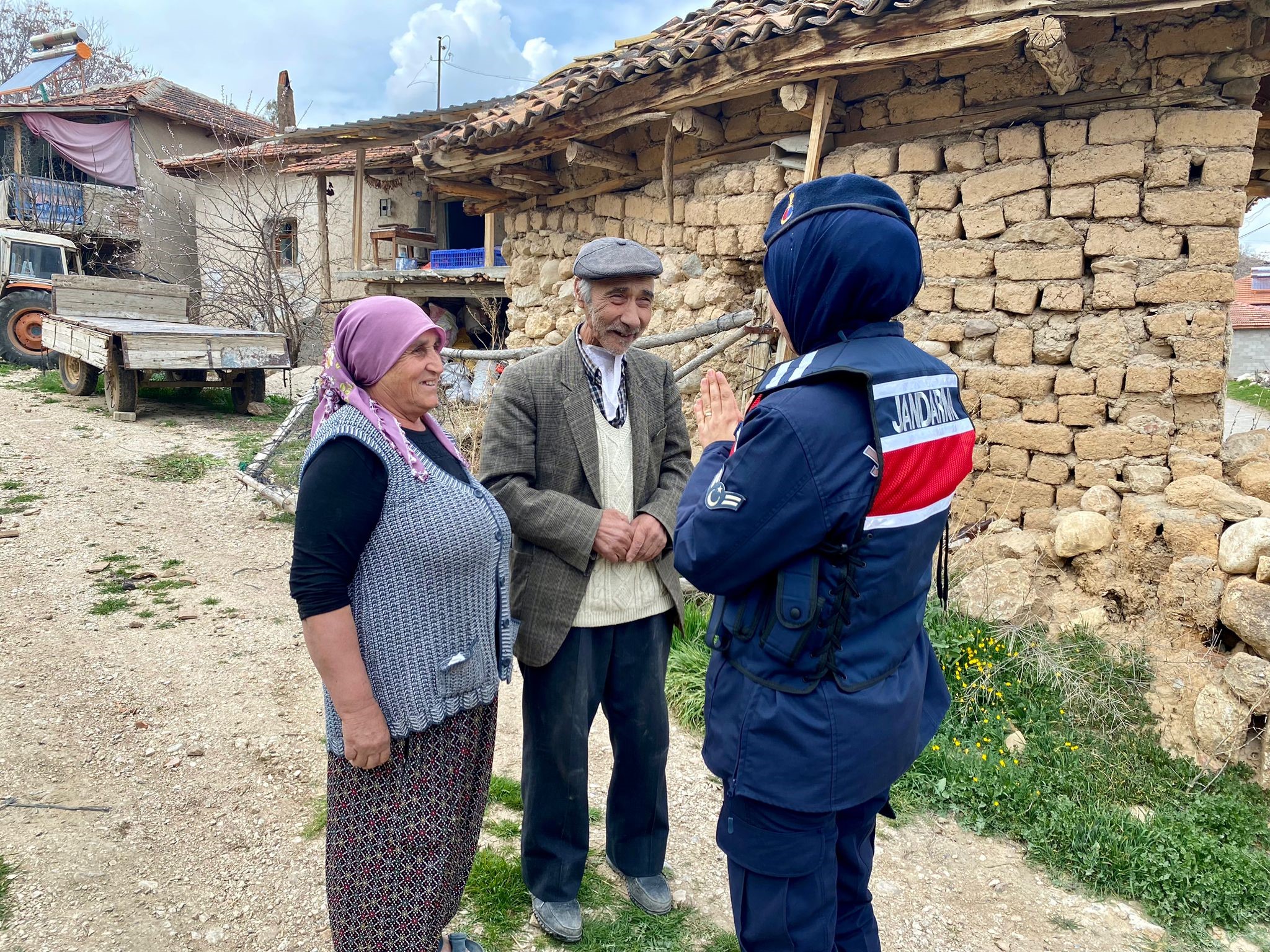 Jandarma Yaşlıların Gönlünü Aldı