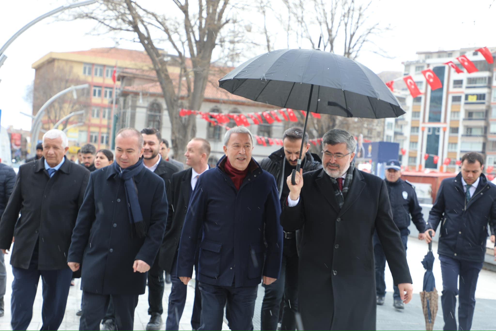 Akar, AK Parti Seçim Koordinasyon Merkezini Ziyaret Etti