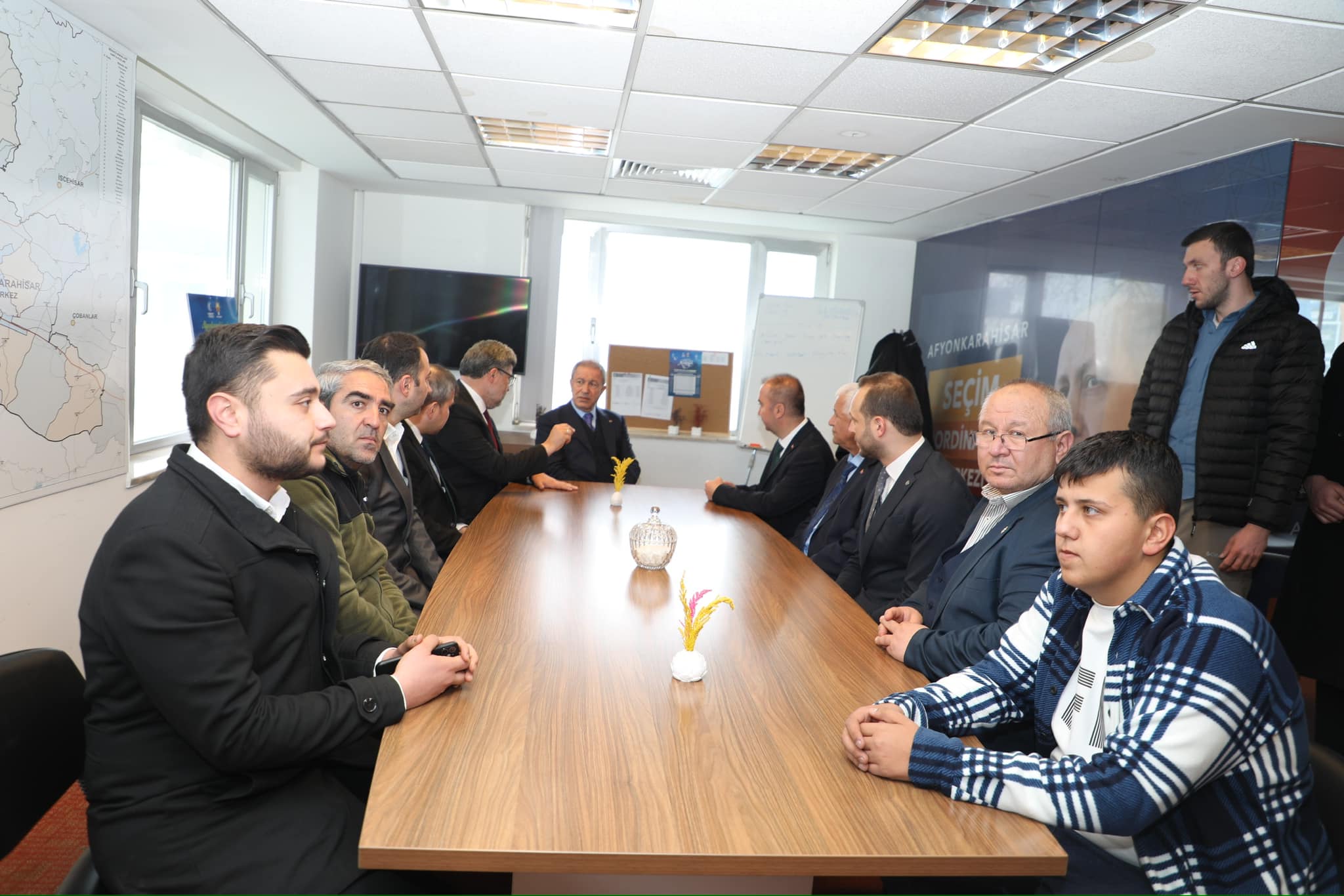 Akar, AK Parti Seçim Koordinasyon Merkezini Ziyaret Etti