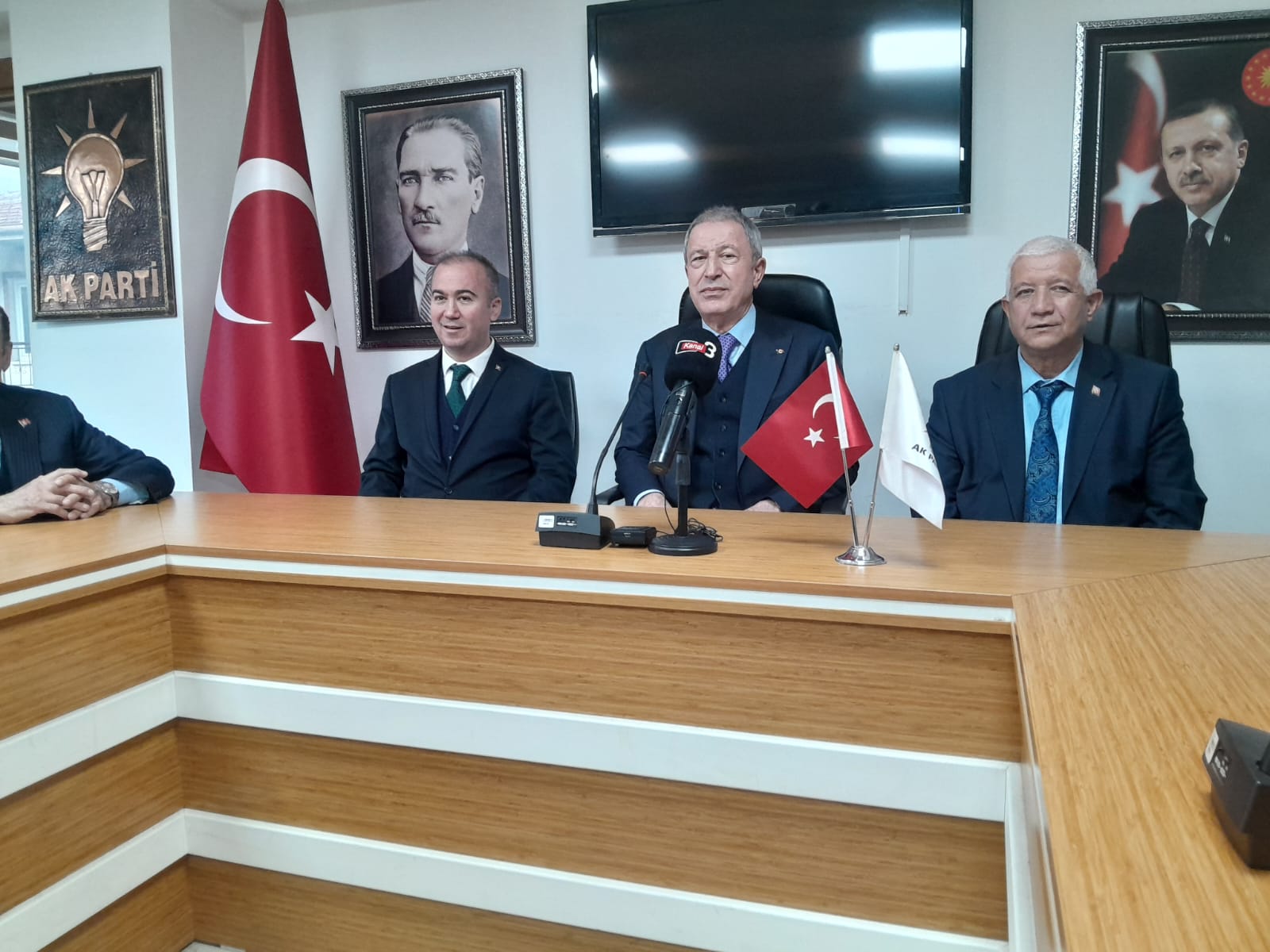 HULUSİ AKAR AK PARTİ İL BAŞKANLIĞINI ZİYARET ETTİ